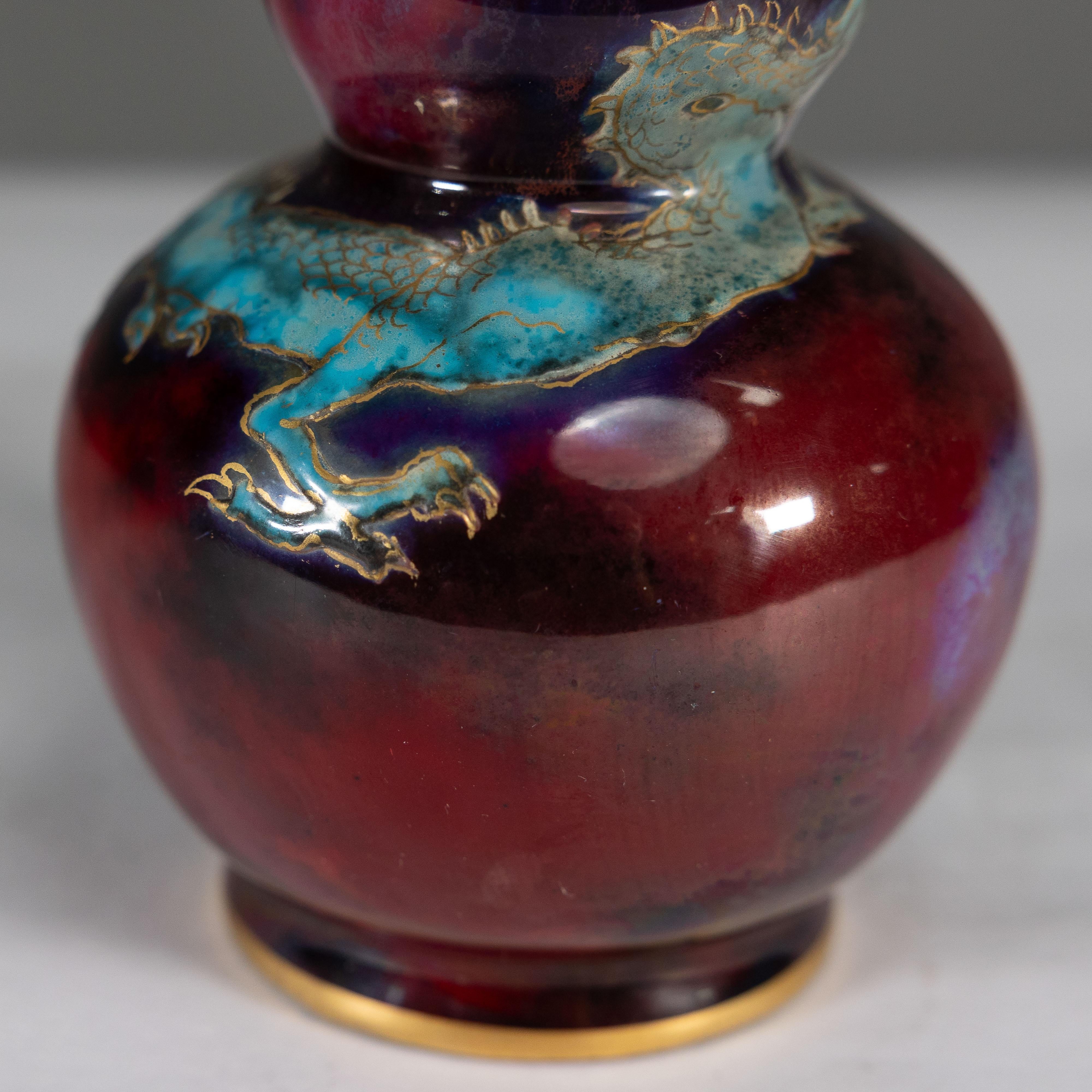 Bernard Moore. Un vaso rosso Flambe decorato con un drago in stile giapponese. in vendita 5