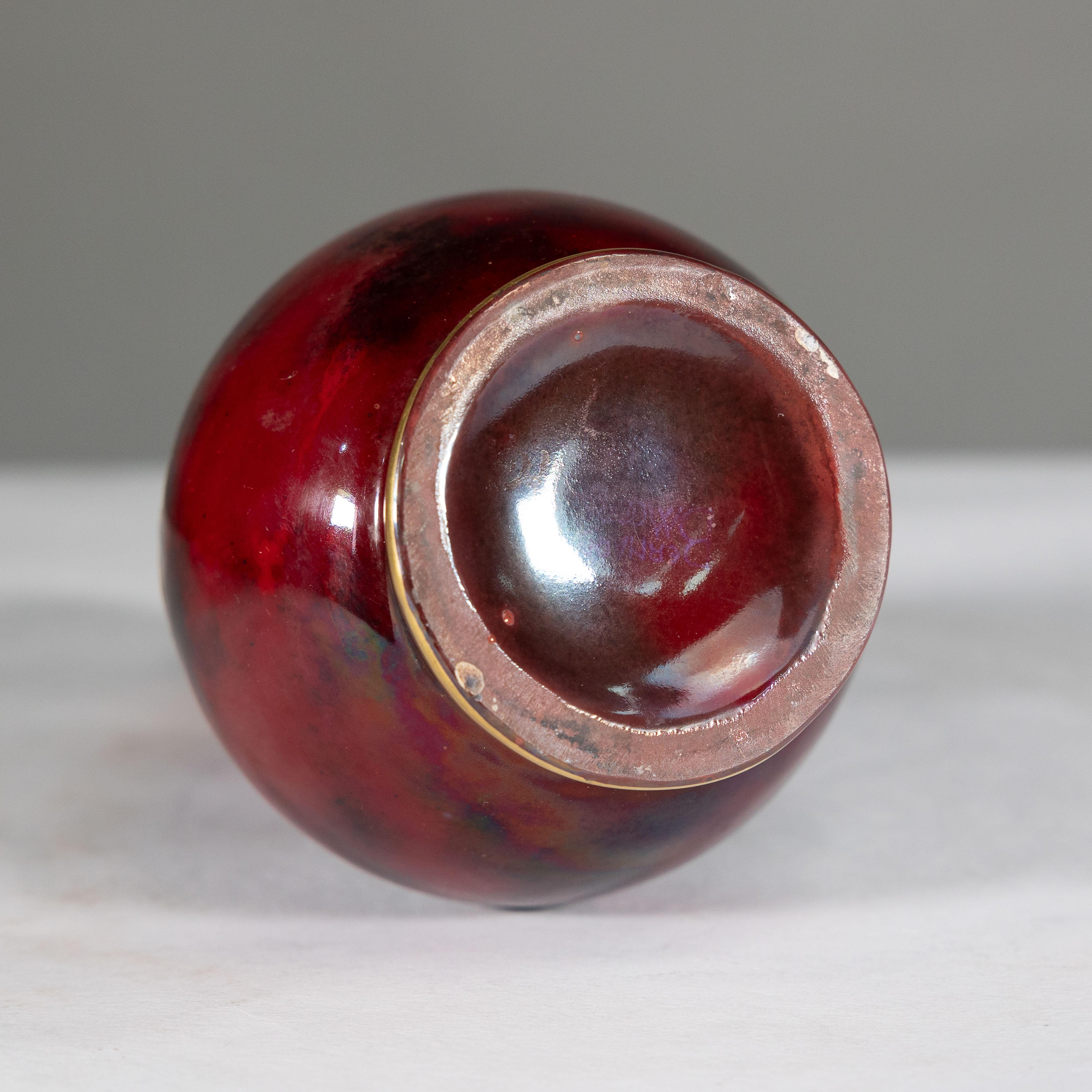 Bernard Moore. Un vaso rosso Flambe decorato con un drago in stile giapponese. in vendita 7