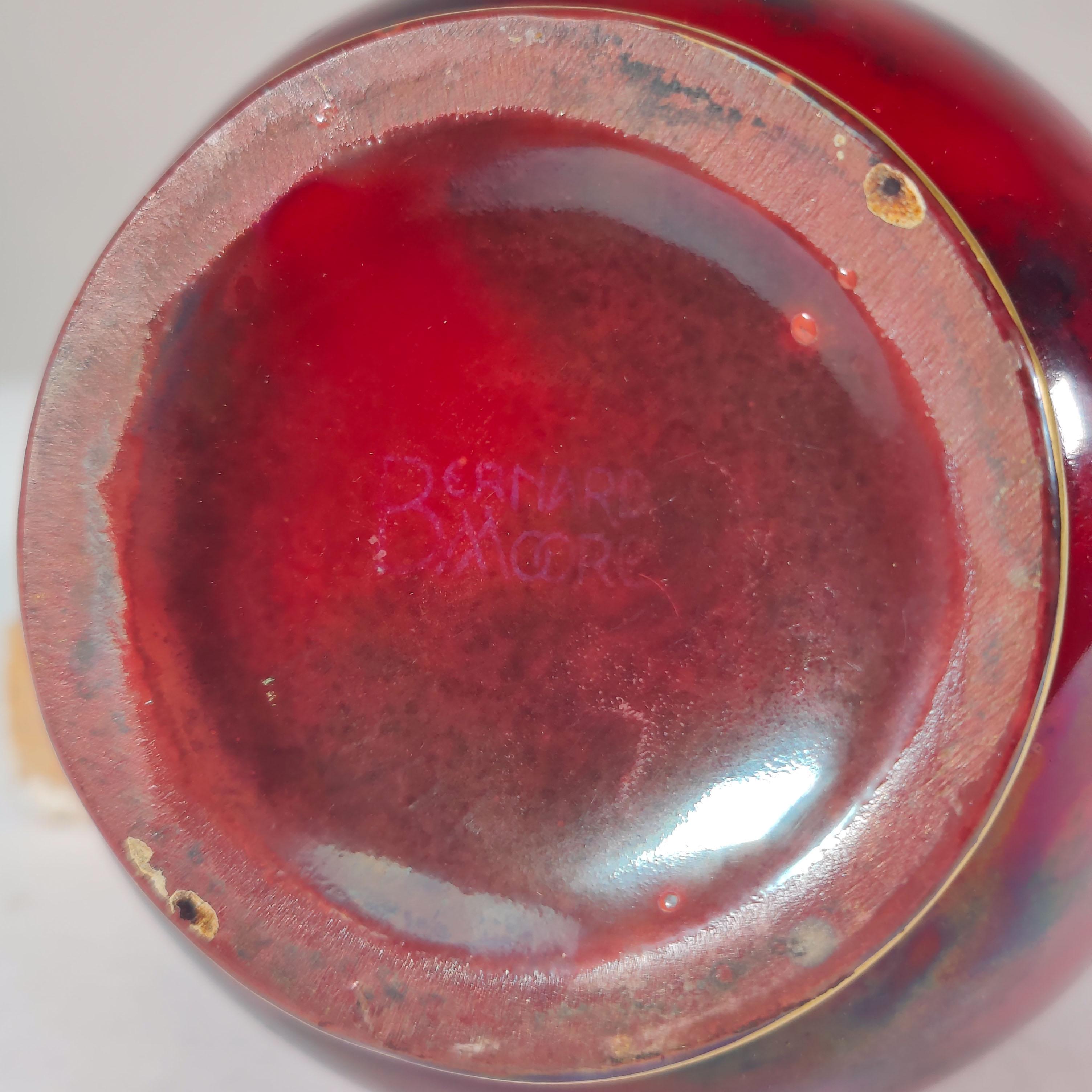 Bernard Moore. Un vaso rosso Flambe decorato con un drago in stile giapponese. in vendita 8
