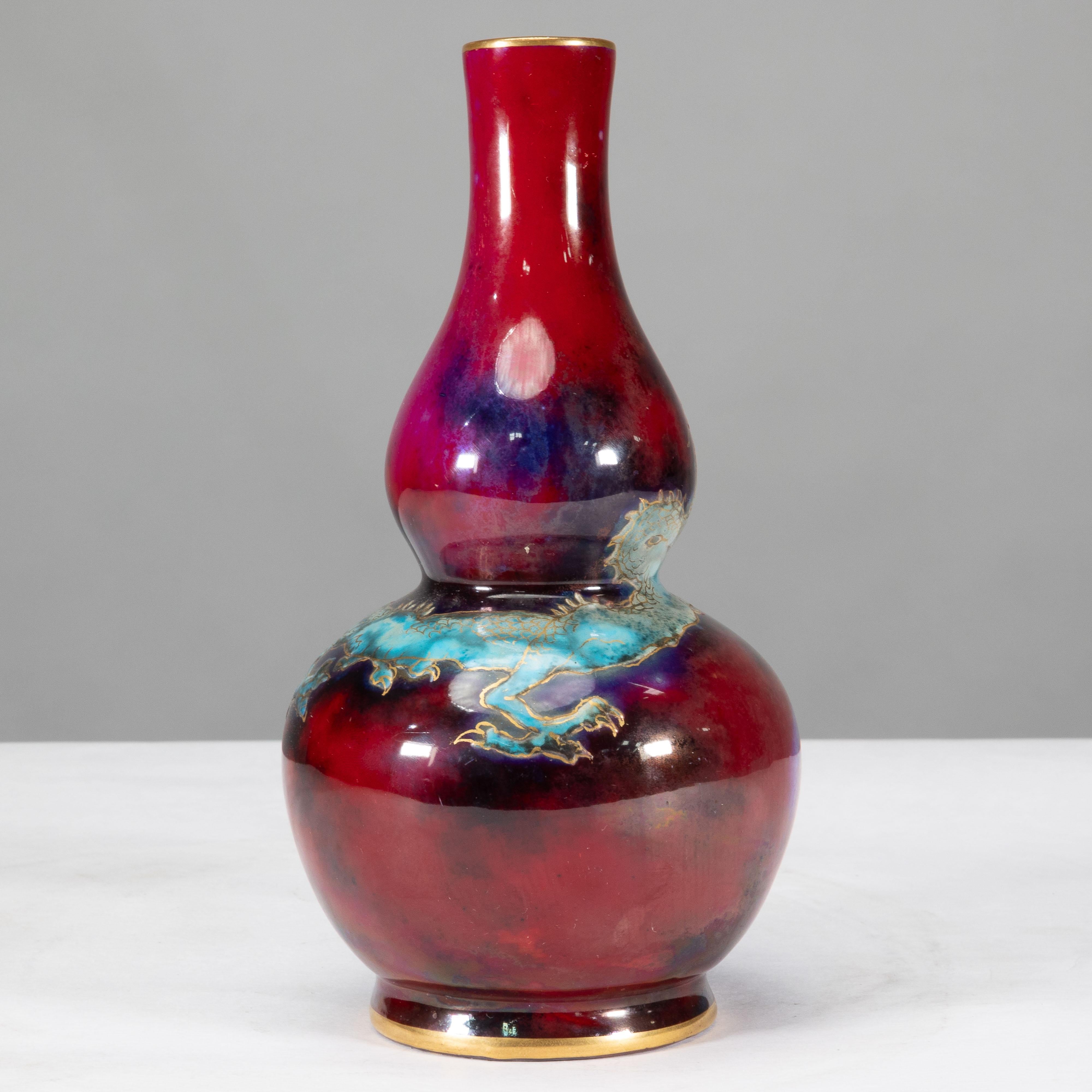 Bernard Moore, firmato alla base. Un piccolo vaso rosso Flambe decorato con un drago in stile giapponese.