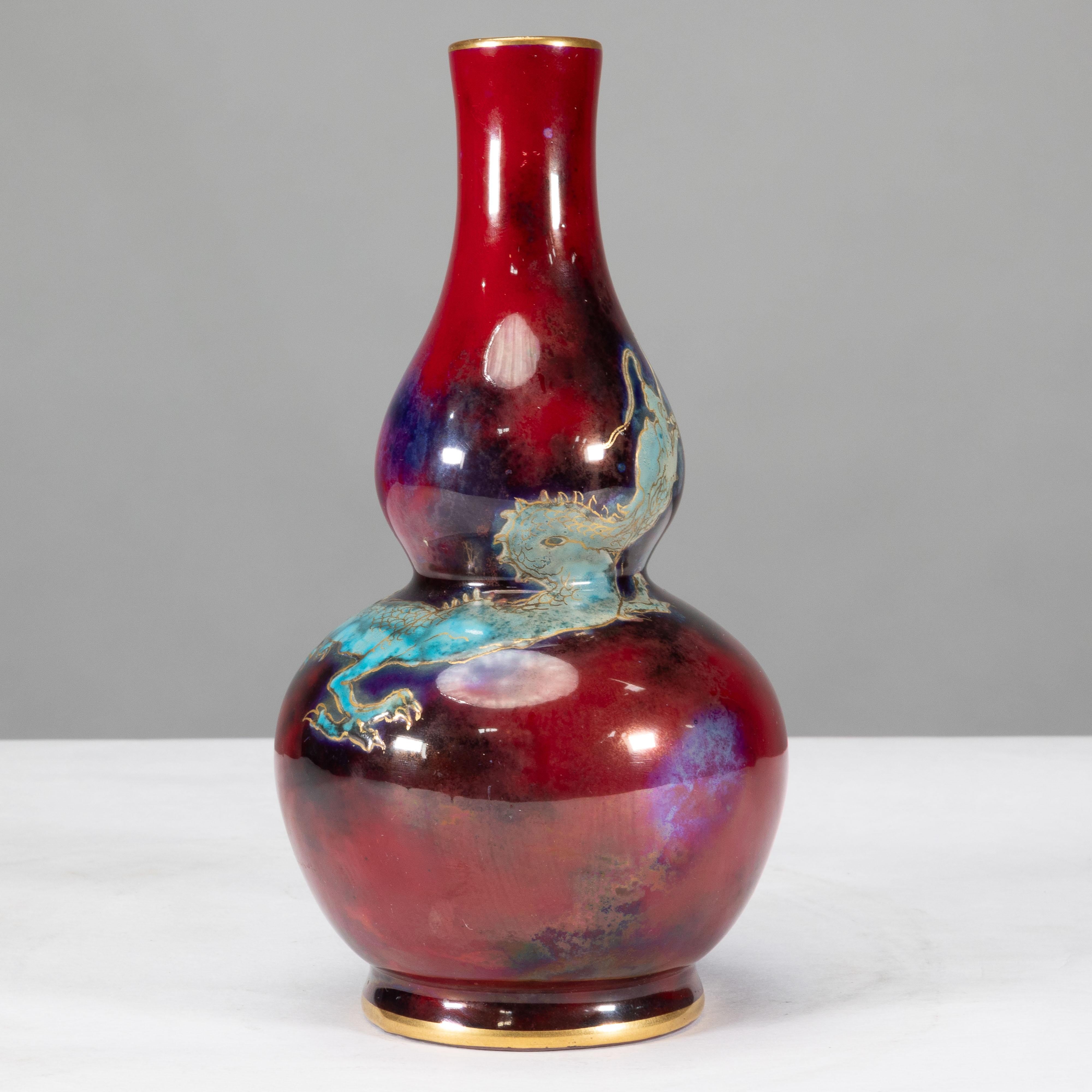 Giapponismo Bernard Moore. Un vaso rosso Flambe decorato con un drago in stile giapponese. in vendita