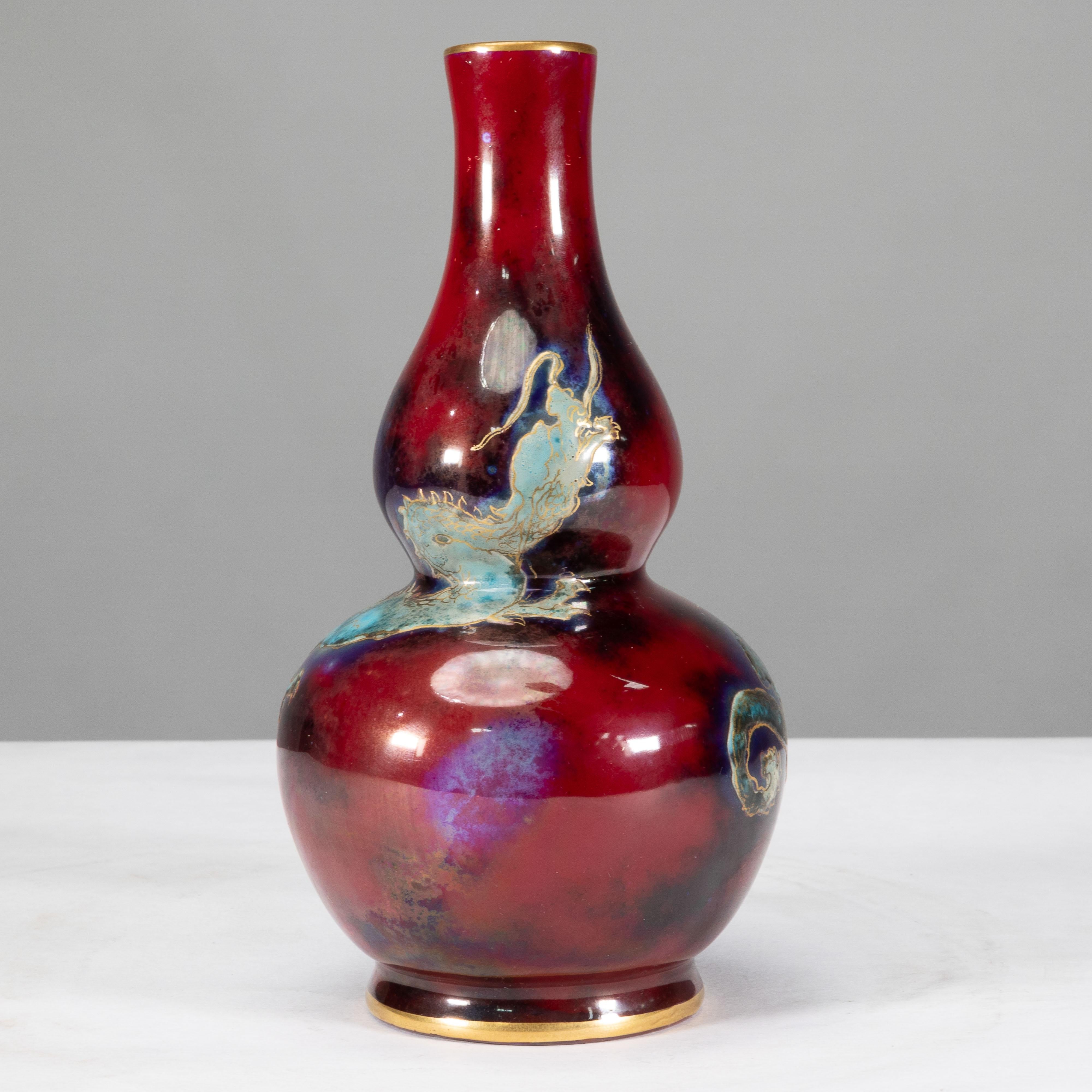 Inglese Bernard Moore. Un vaso rosso Flambe decorato con un drago in stile giapponese. in vendita