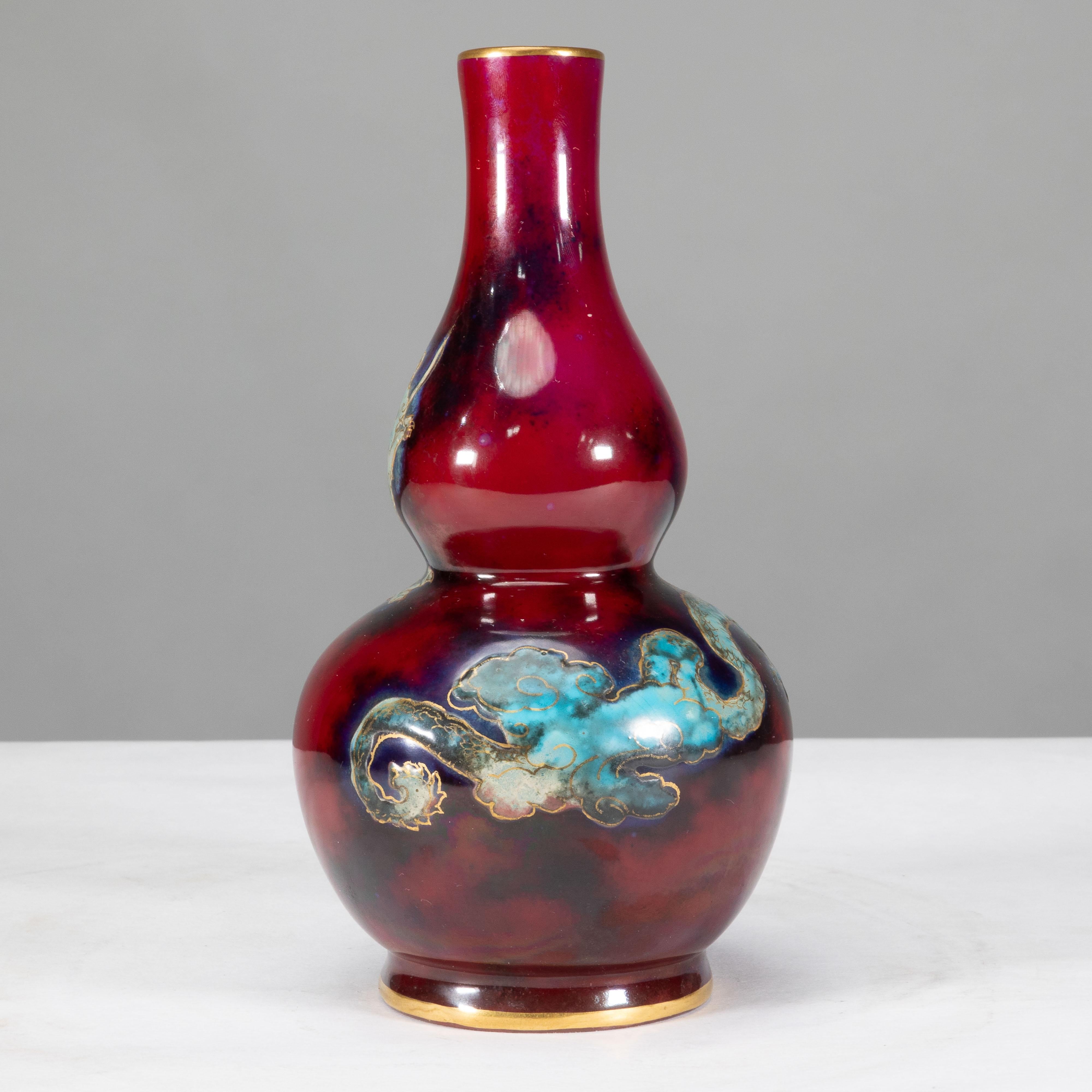 Bernard Moore. Un vaso rosso Flambe decorato con un drago in stile giapponese. In condizioni buone in vendita a London, GB