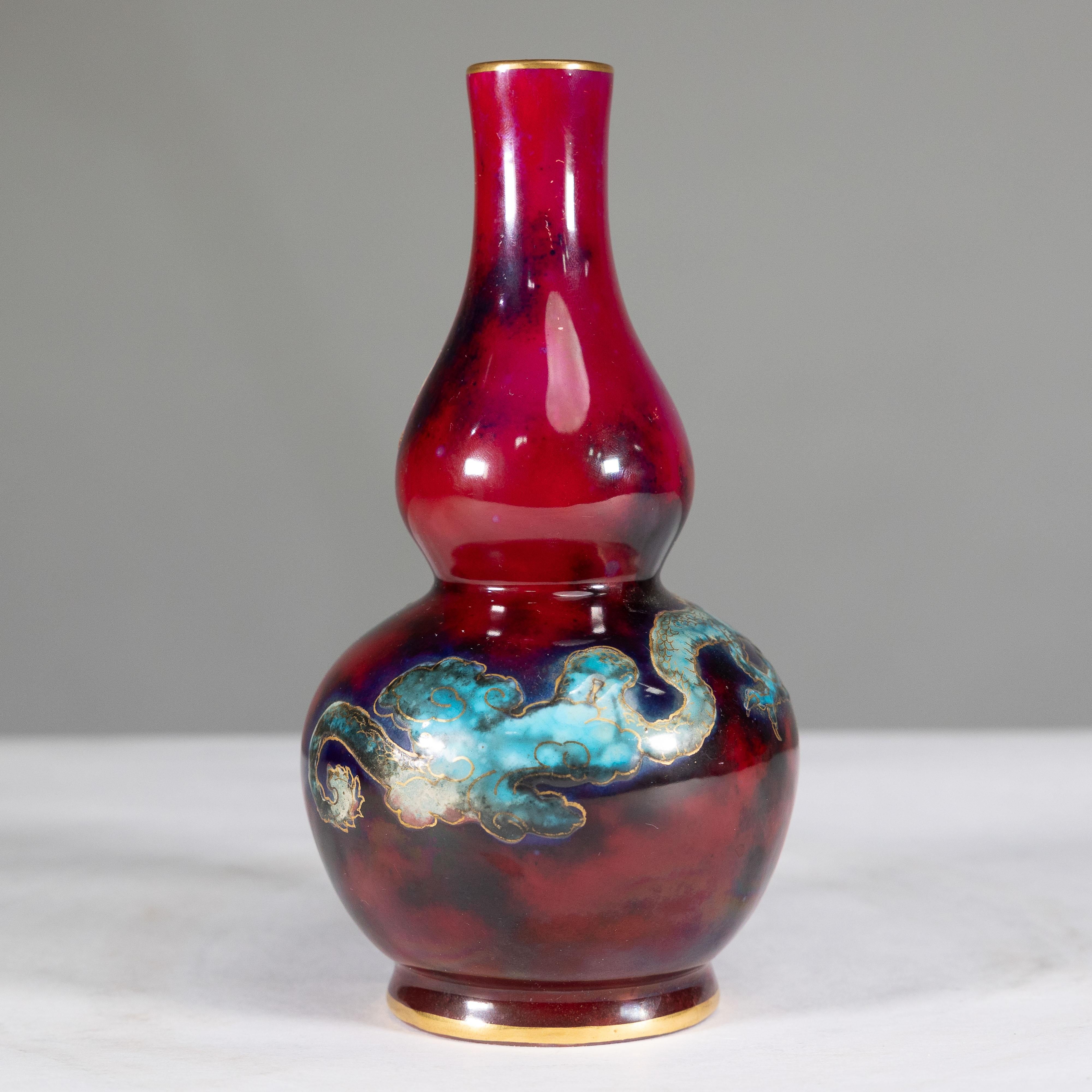Inizio XX secolo Bernard Moore. Un vaso rosso Flambe decorato con un drago in stile giapponese. in vendita