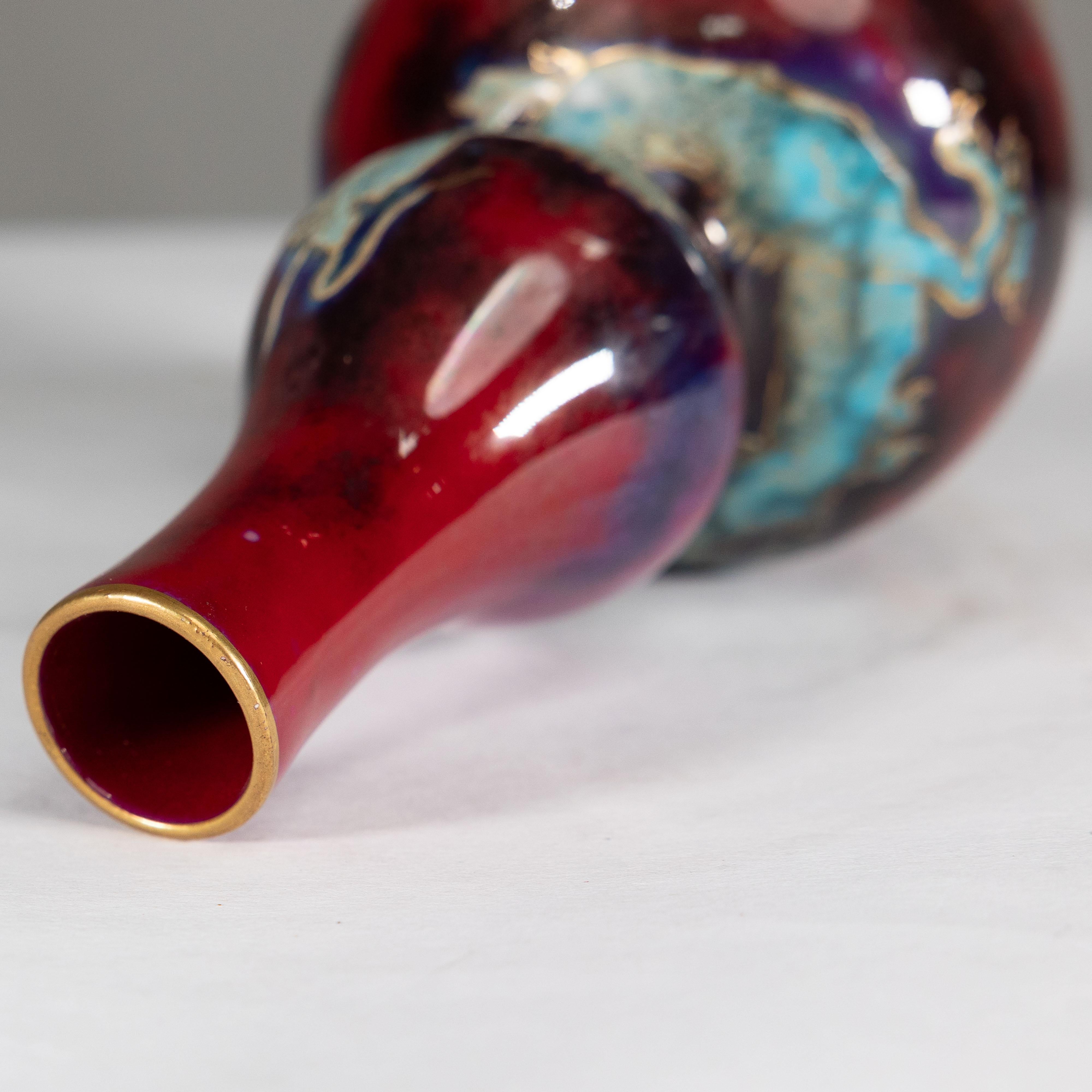 Ceramica Bernard Moore. Un vaso rosso Flambe decorato con un drago in stile giapponese. in vendita