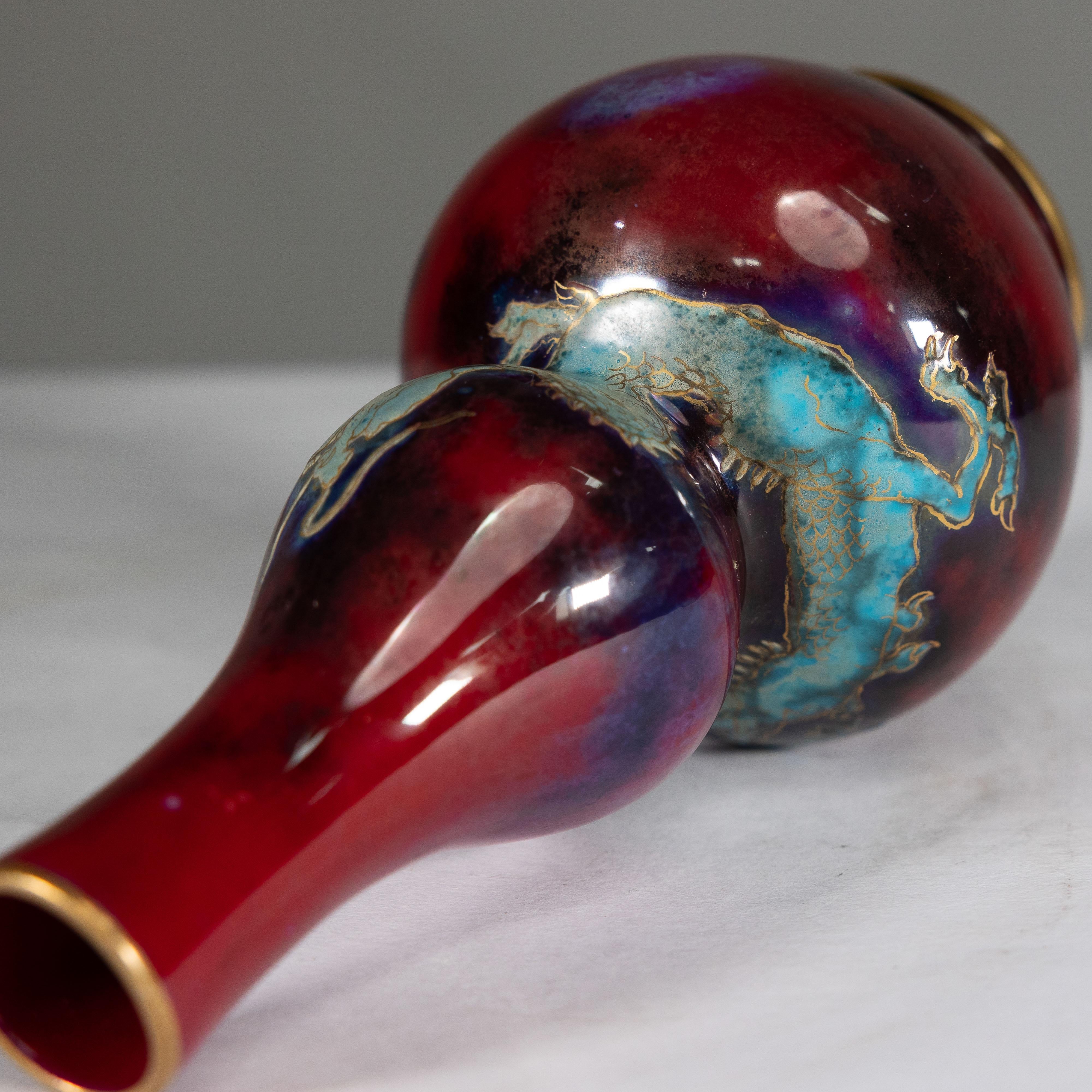 Bernard Moore. Un vaso rosso Flambe decorato con un drago in stile giapponese. in vendita 1