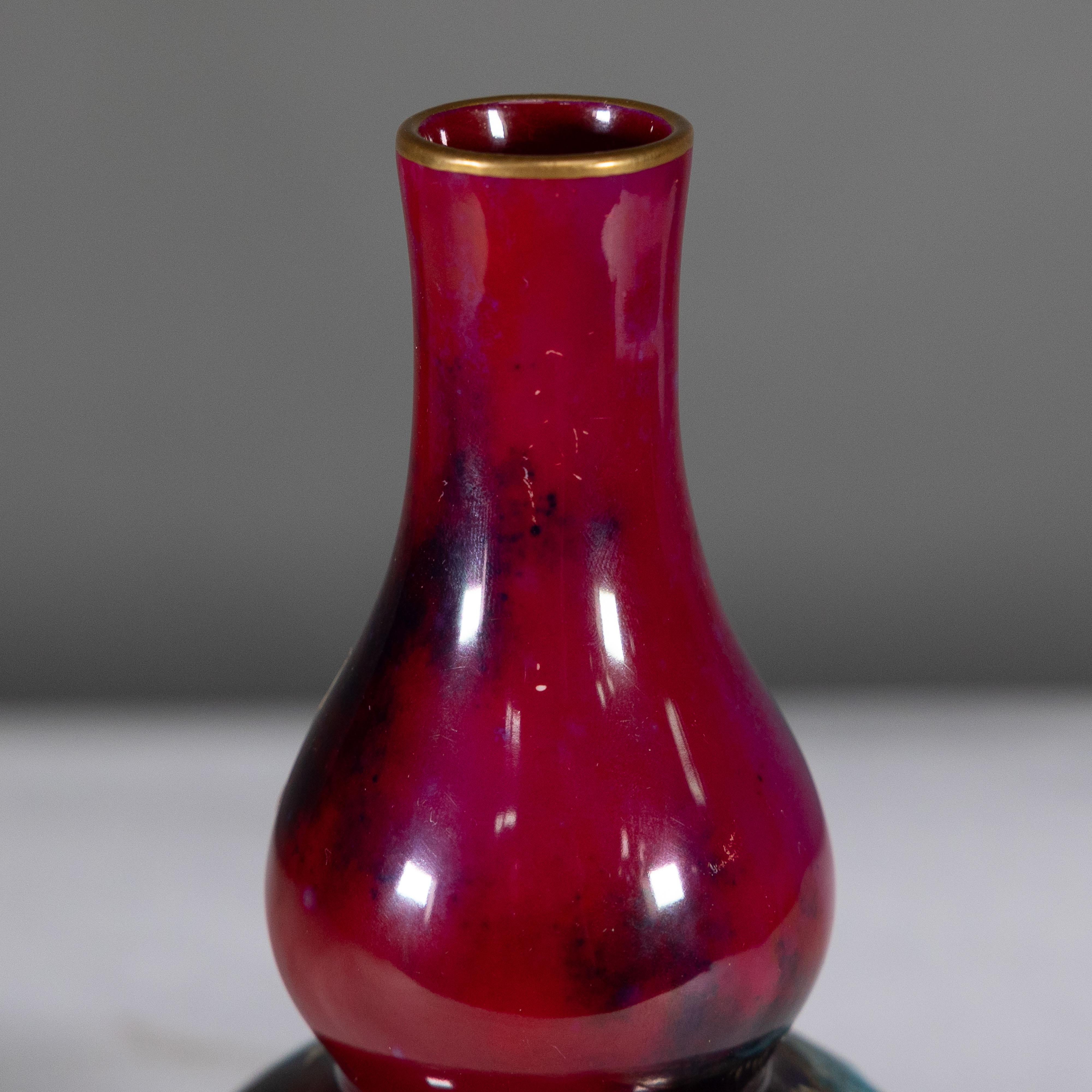 Bernard Moore. Un vaso rosso Flambe decorato con un drago in stile giapponese. in vendita 2