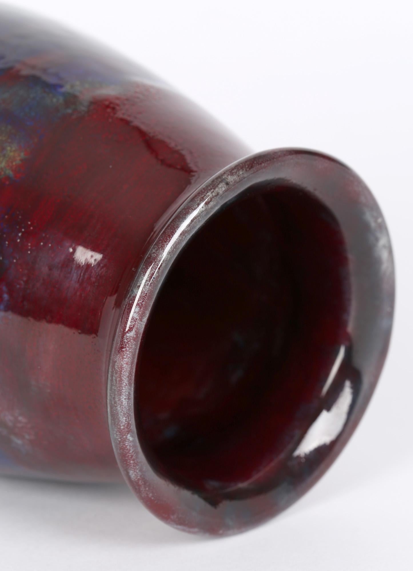 Bernard Moore (Brite, 1850-1935) Jugendstilvase aus Keramik mit Flammglasur aus der Zeit um 1905. Die Vase mit runder, bauchiger Form ist leicht getöpfert und von Hand mit blauen und gelben Streifenglasuren sowie roten Flammglasuren verziert. Die