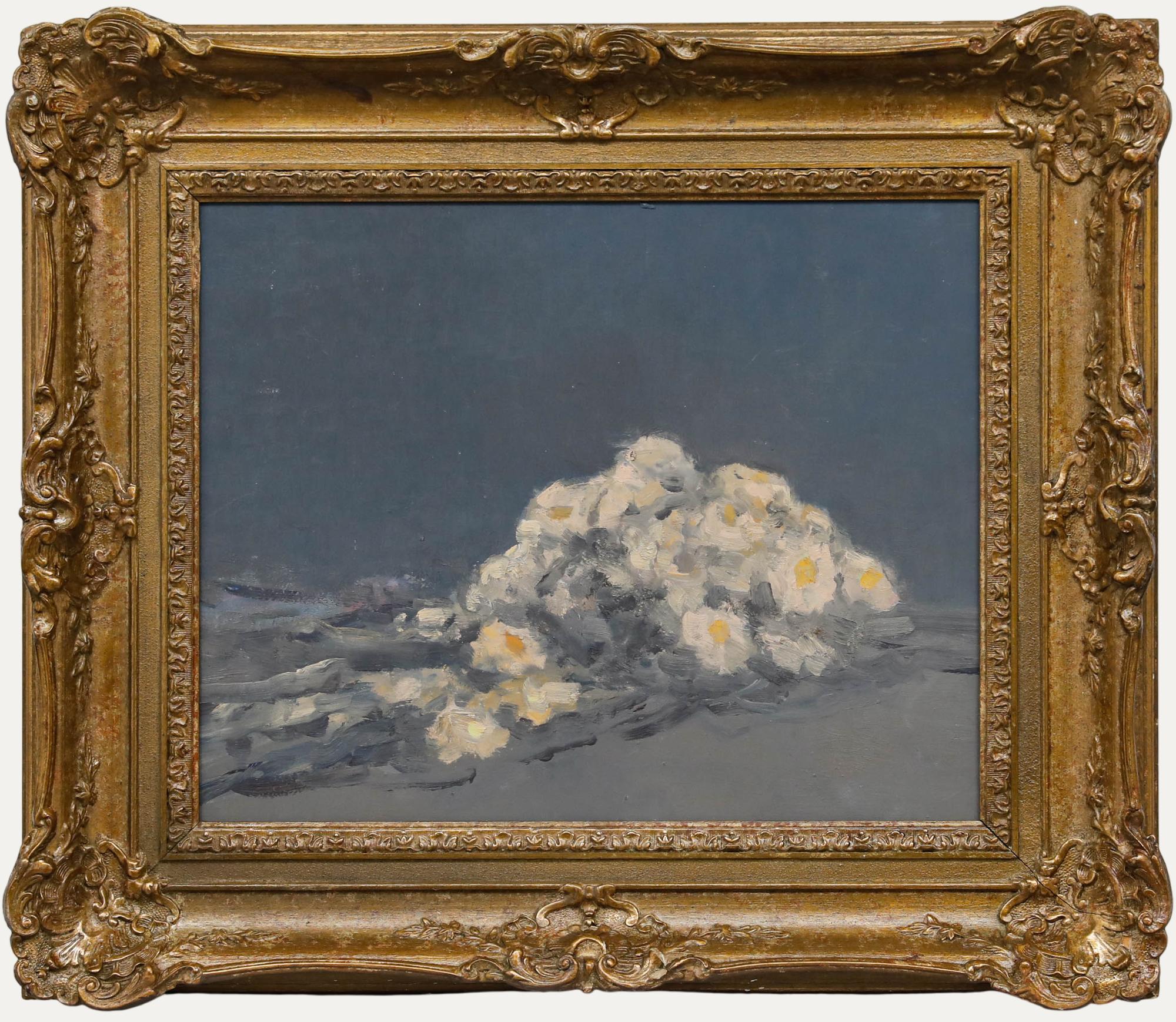 Eine einfühlsame Ölstudie, die einen Strauß Gänseblümchen des Künstlers Bernard Myers (1925-2007) darstellt. Myers verwendet seine charakteristische gedämpfte Farbpalette, um den Blumenstrauß in kühlen Tönen einzufangen. Mit Bereichen von Impasto.