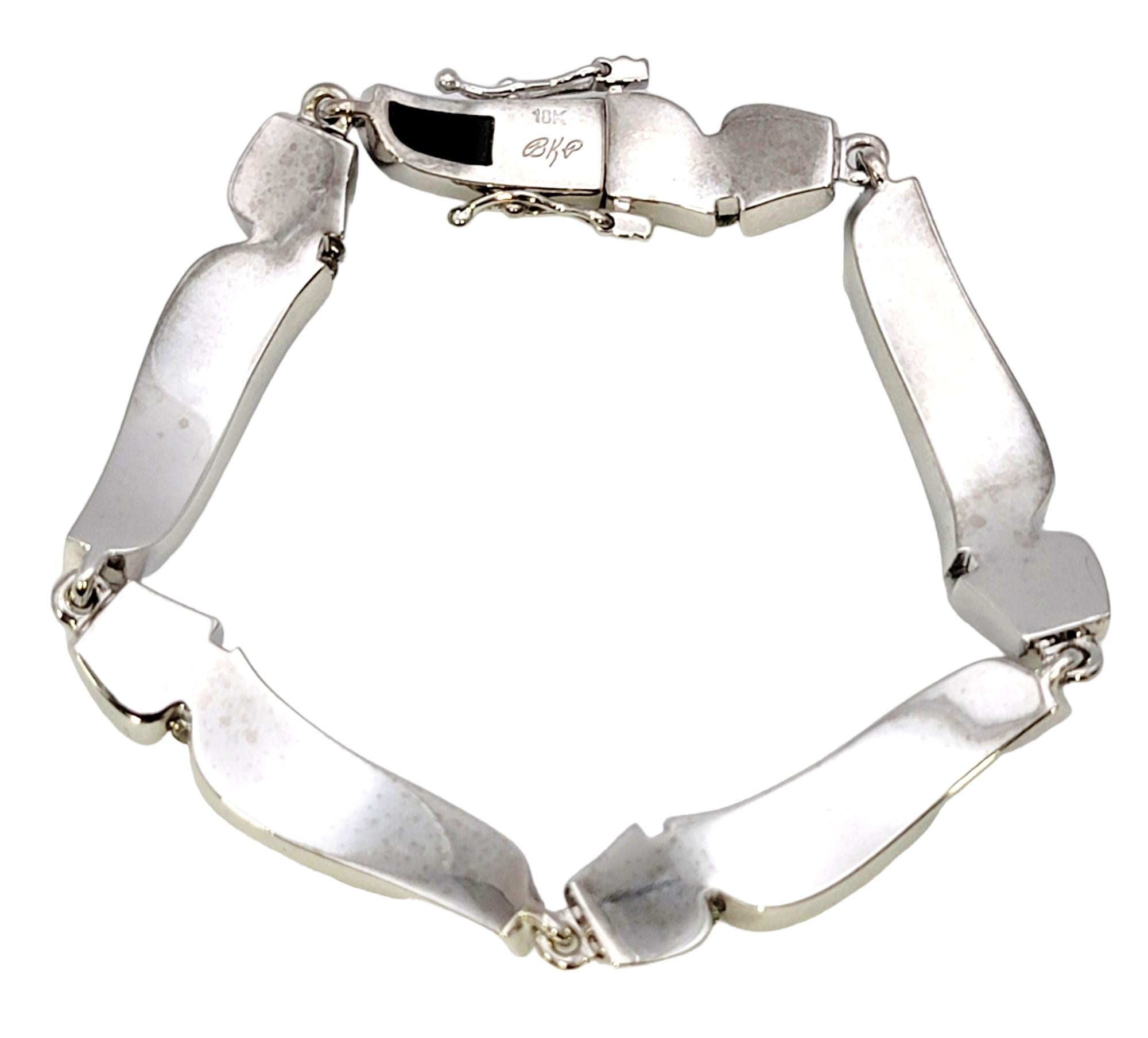 Taille ronde Bernard Passman Bracelet Wave Breaker en or blanc avec corail noir et diamants en vente