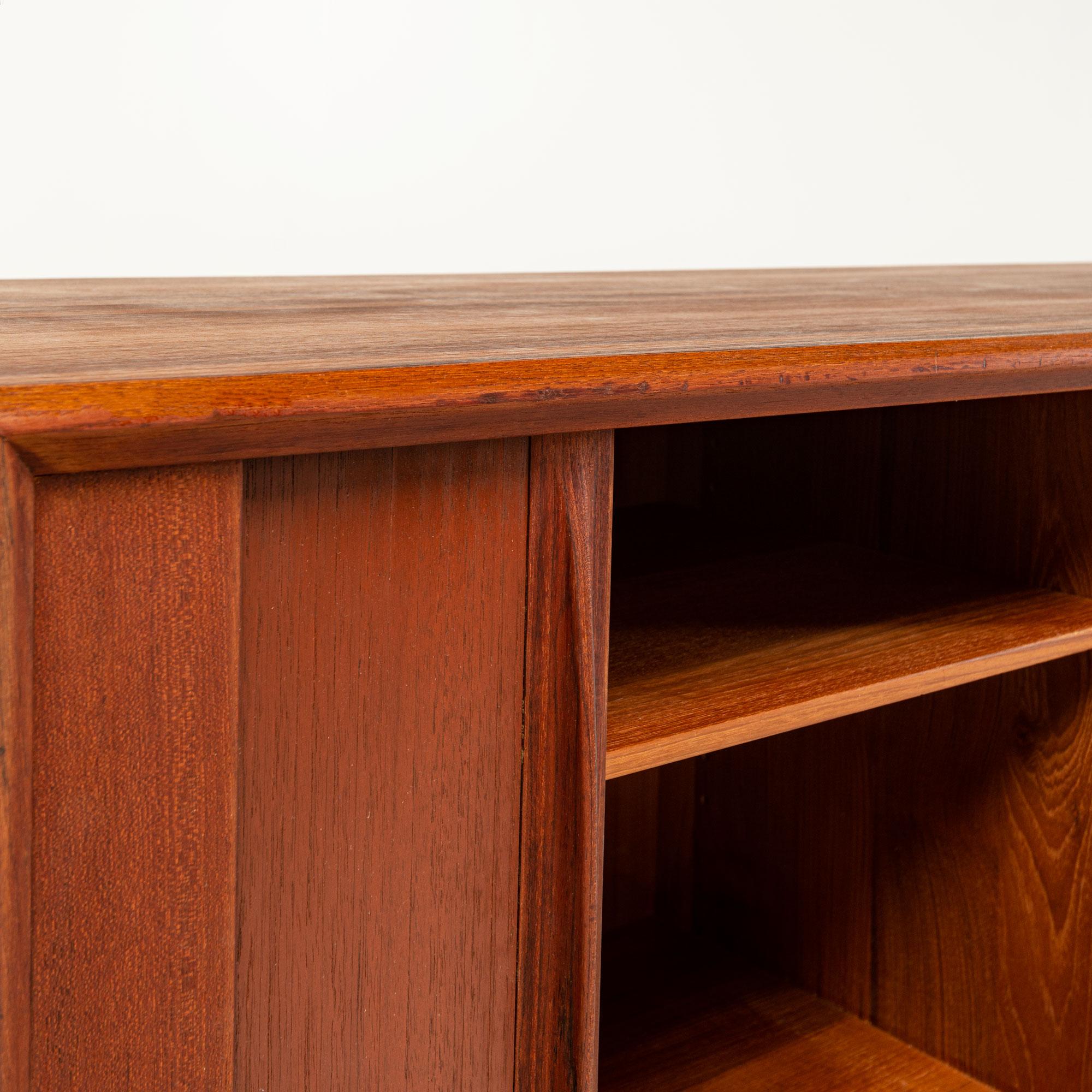 Bernard Pedersen & Son Credenza con anta a tamburo in teak in vendita 3