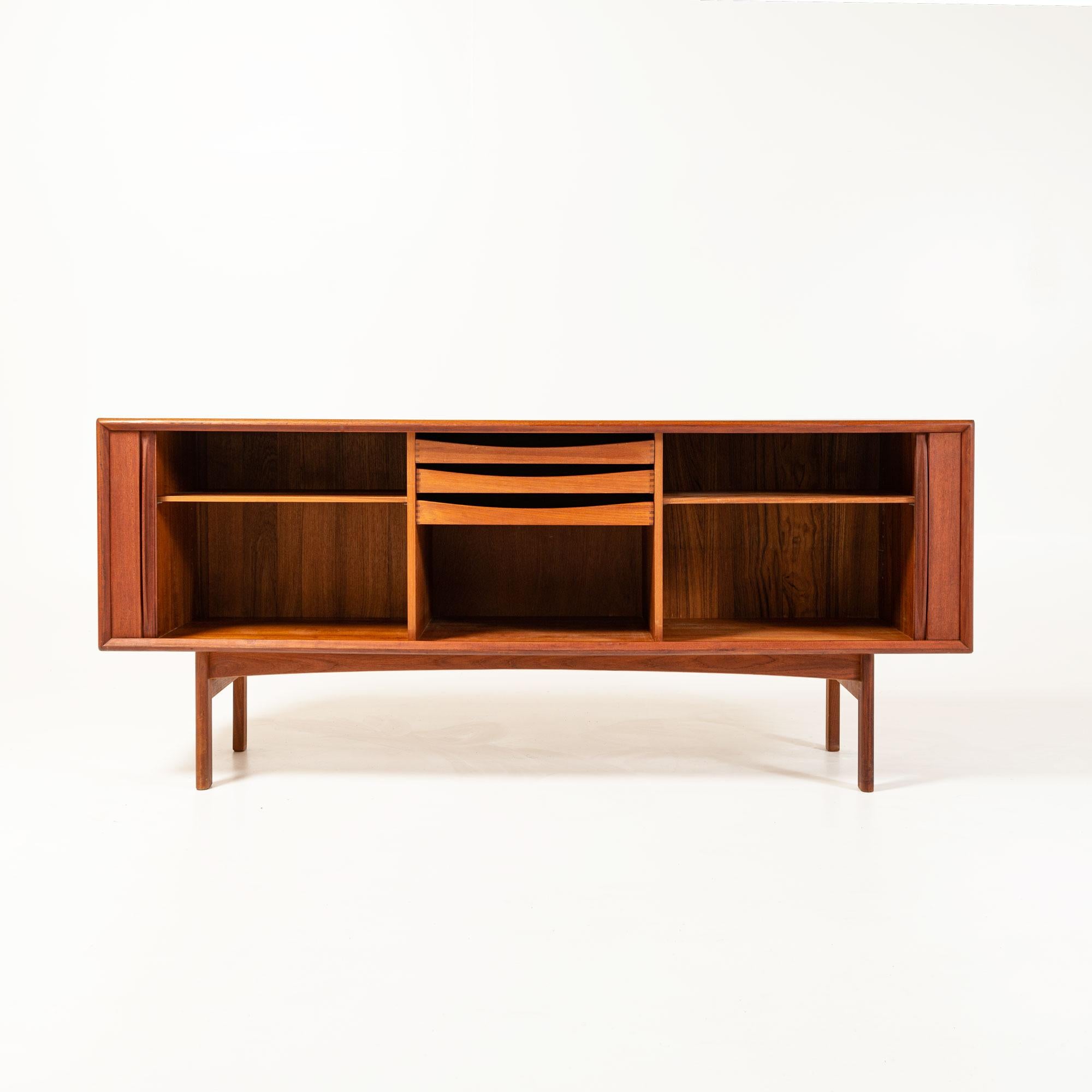 Mid-Century moderno Bernard Pedersen & Son Credenza con anta a tamburo in teak in vendita