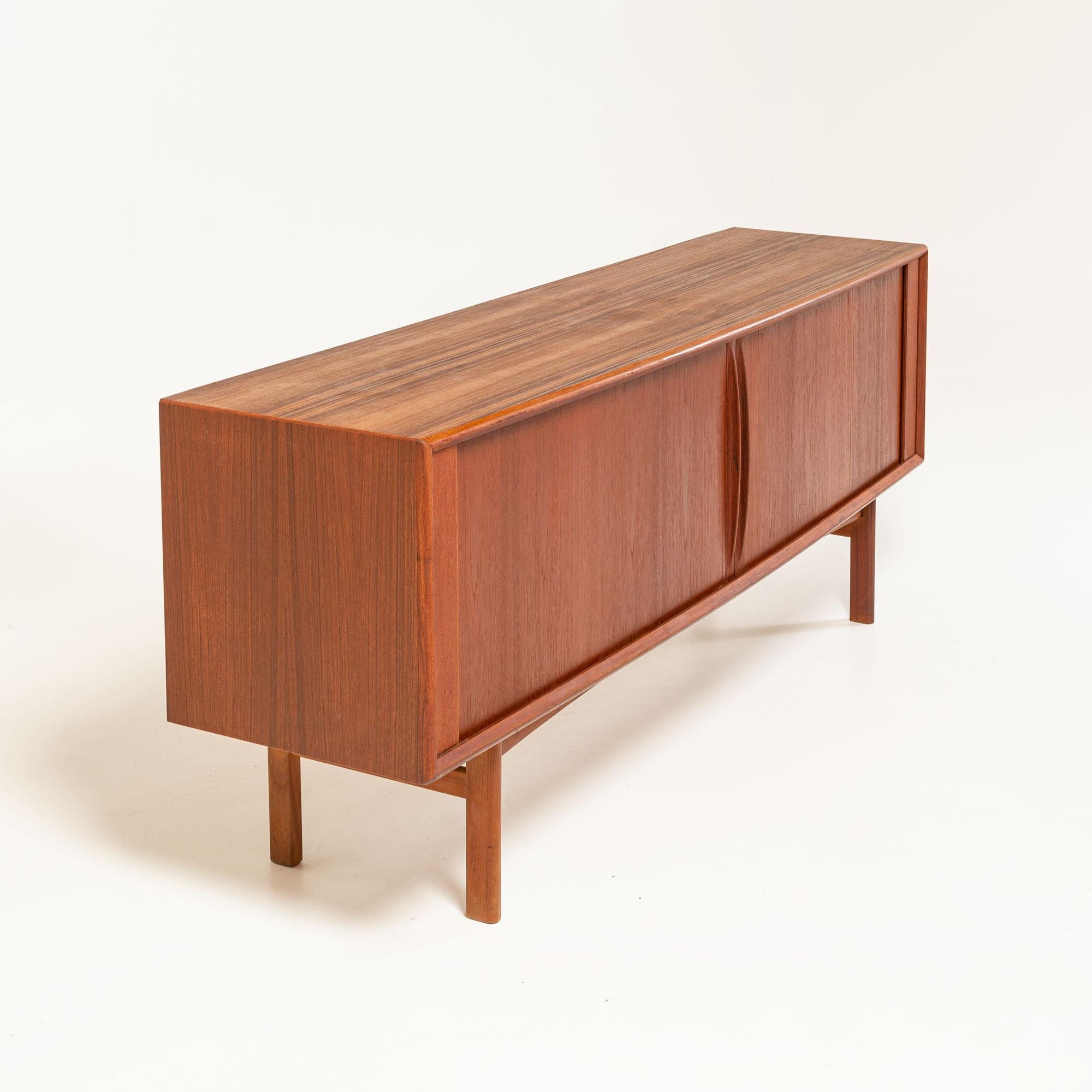 Europeo Bernard Pedersen & Son Credenza con anta a tamburo in teak in vendita