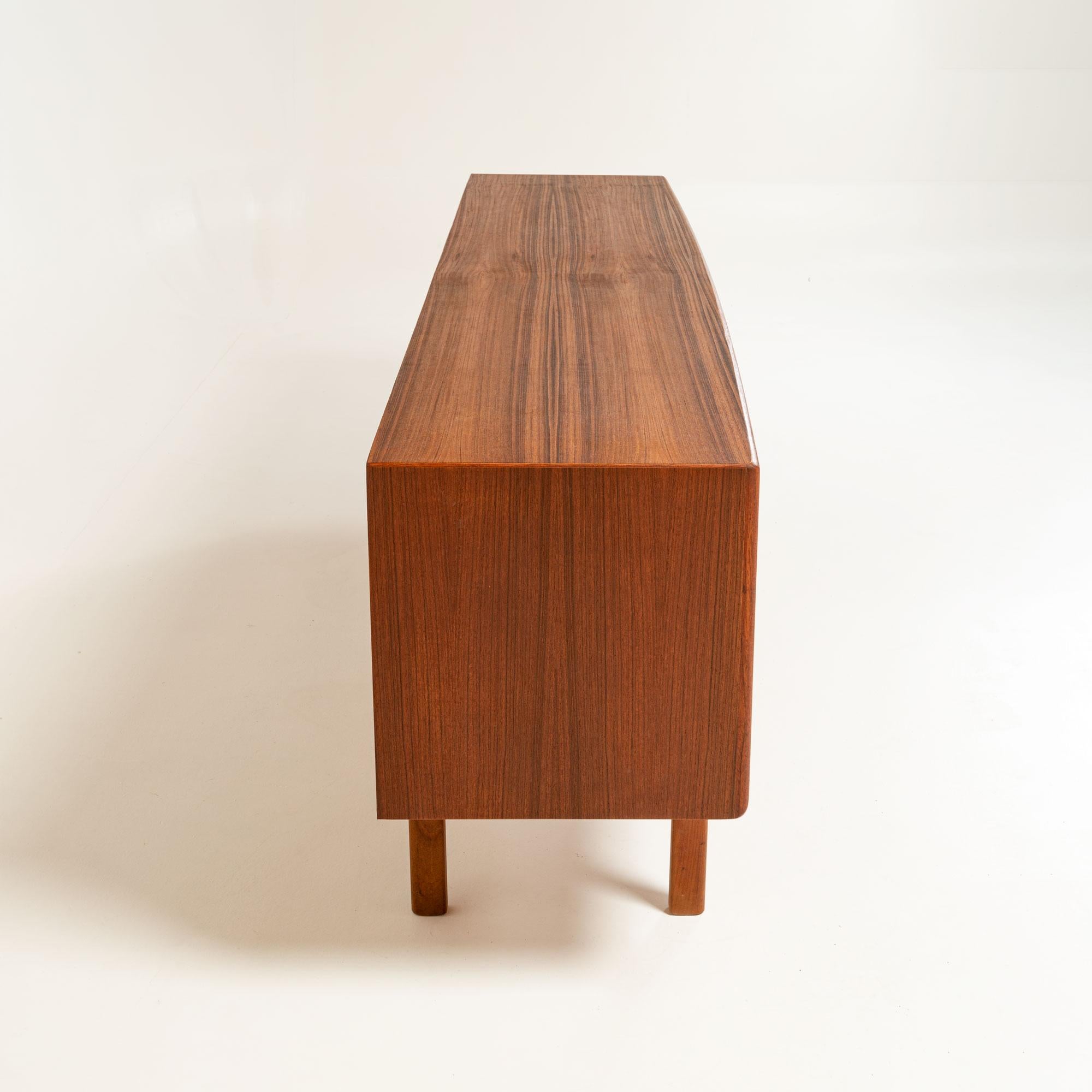 Metà XX secolo Bernard Pedersen & Son Credenza con anta a tamburo in teak in vendita