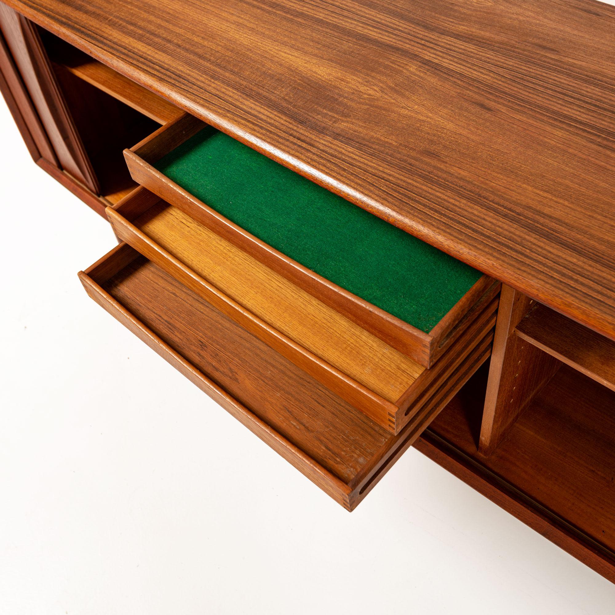 Bernard Pedersen & Son Credenza con anta a tamburo in teak in vendita 2