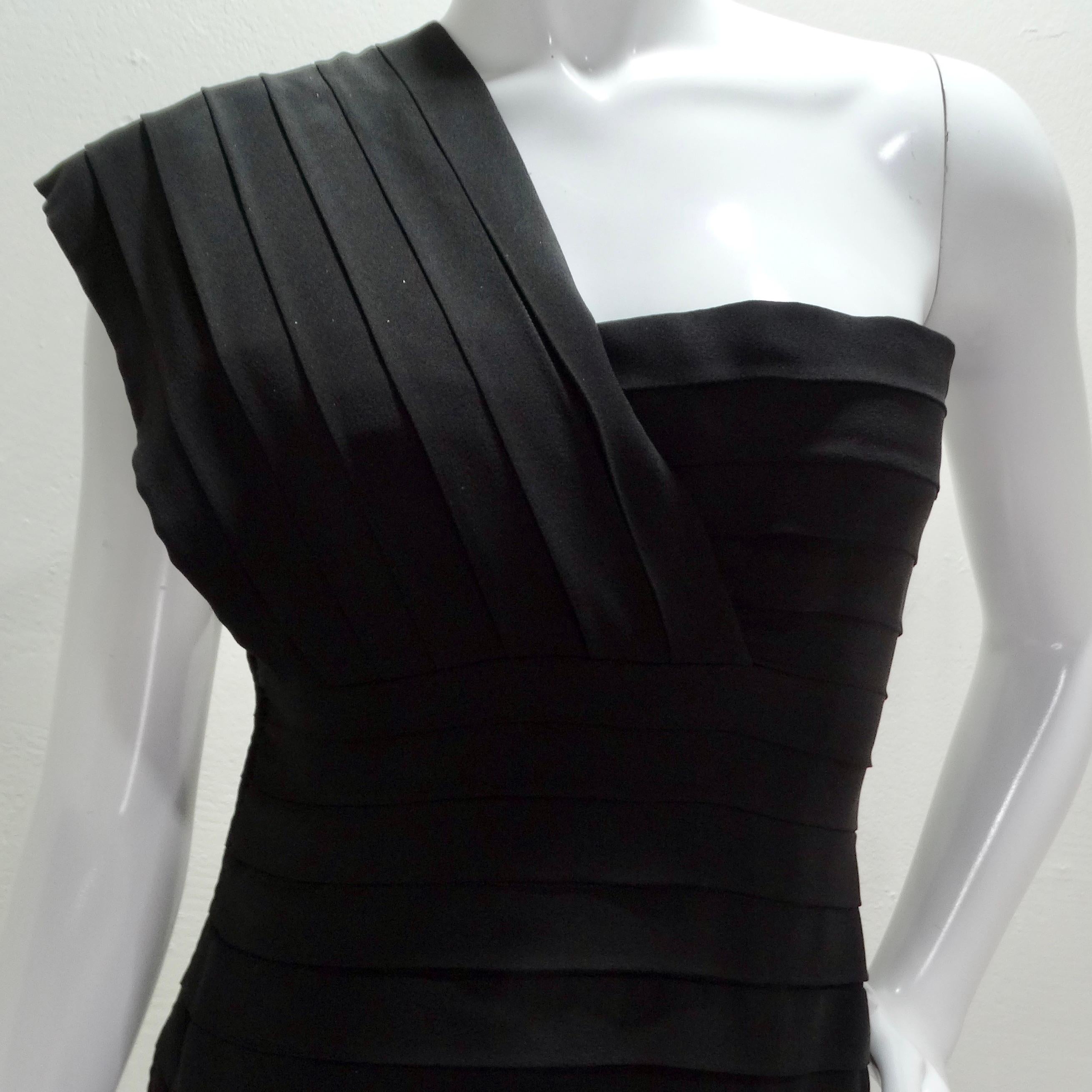 Lassen Sie sich vom Charme der 1980er Jahre verzaubern mit dem asymmetrischen, mit Sternen bestickten Kleid von Bernard Perris, das Vintage-Charme mit zeitloser Eleganz verbindet. Dieses schwarze, plissierte Minikleid wurde mit viel Liebe zum Detail