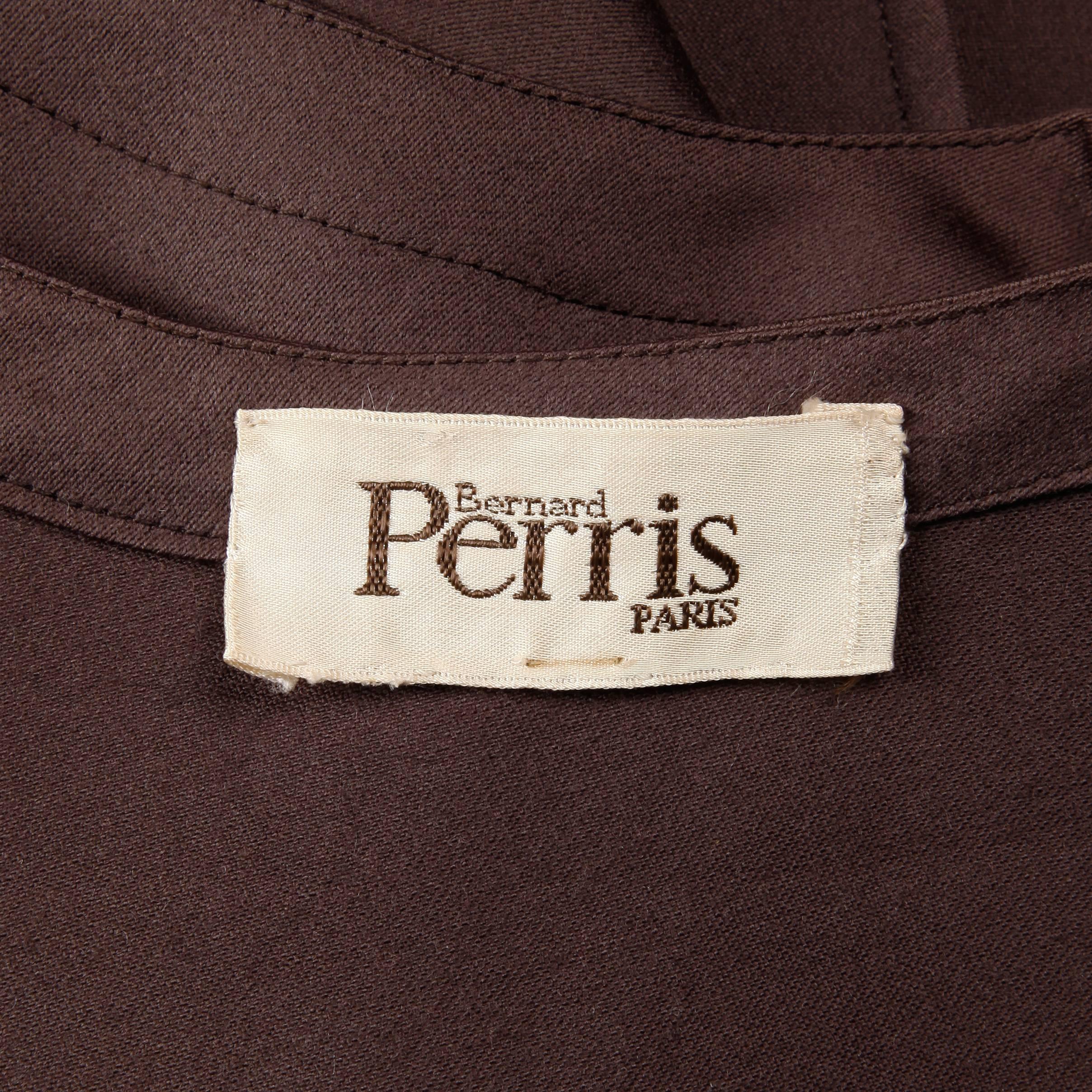 Magnifique cape / manteau vintage de Bernard Perris dans ce qui semble être un mélange de laine et de soie marron. Ce manteau est asymétrique et comporte une manche 3/4 d'un côté et une manche 