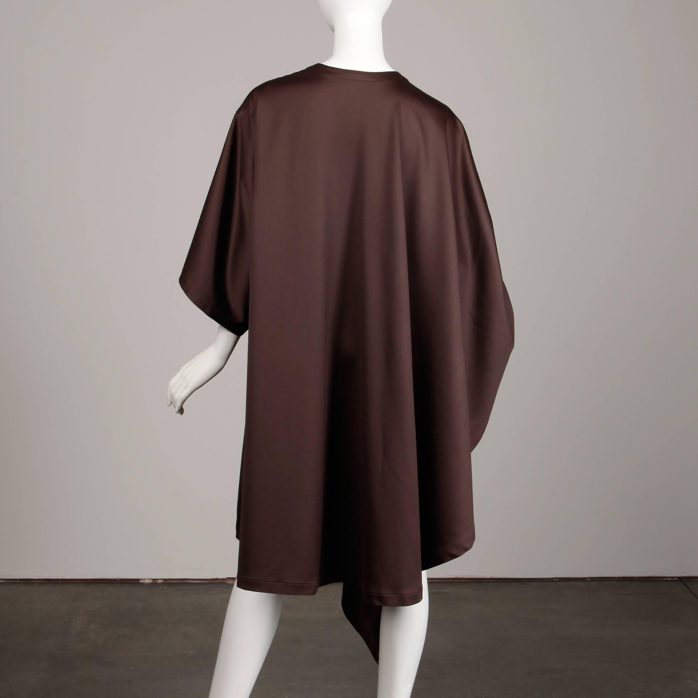 Bernard Perris - Manteau cape avant-garde en laine et soie marron, années 1980  en vente 3