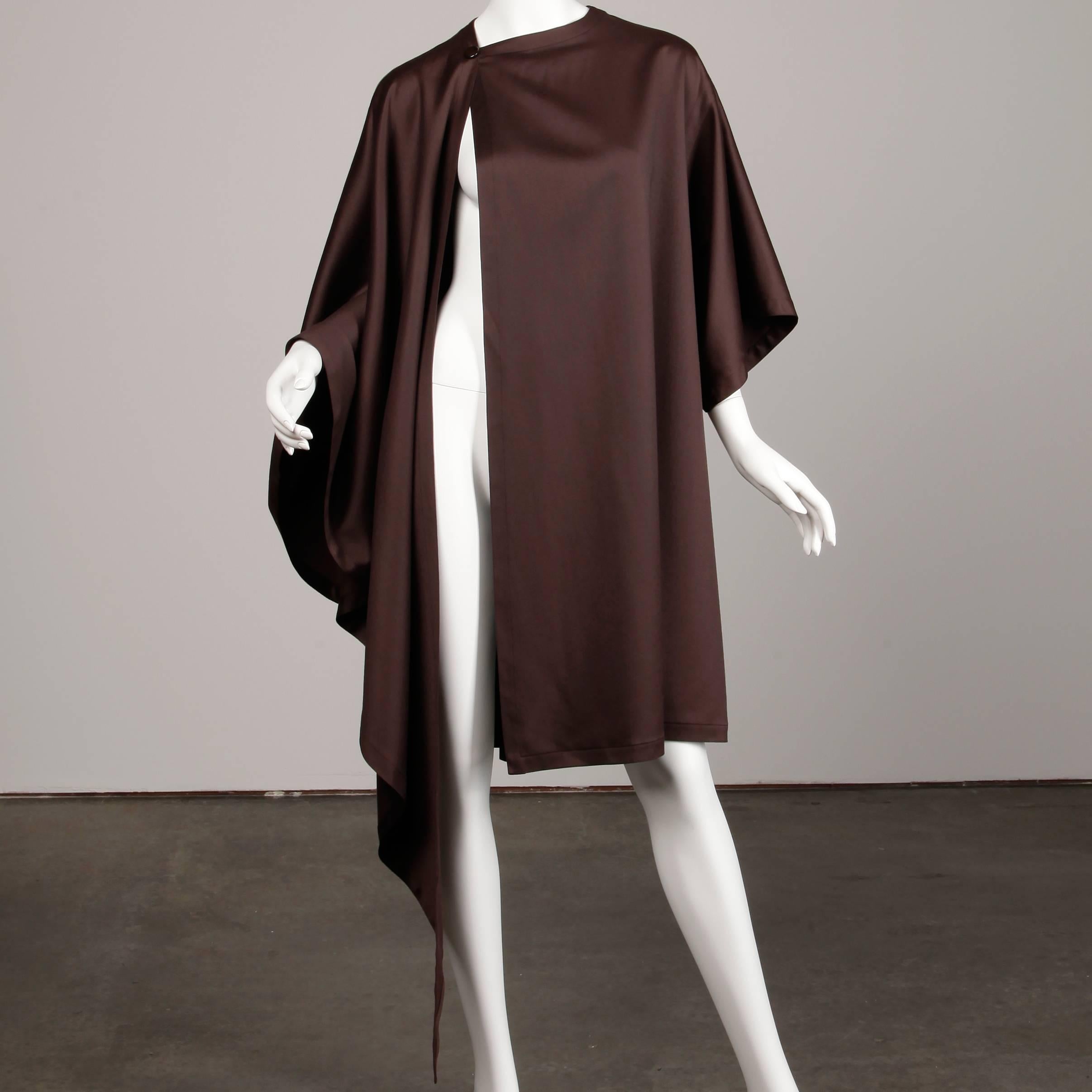 Bernard Perris - Manteau cape avant-garde en laine et soie marron, années 1980  en vente 4