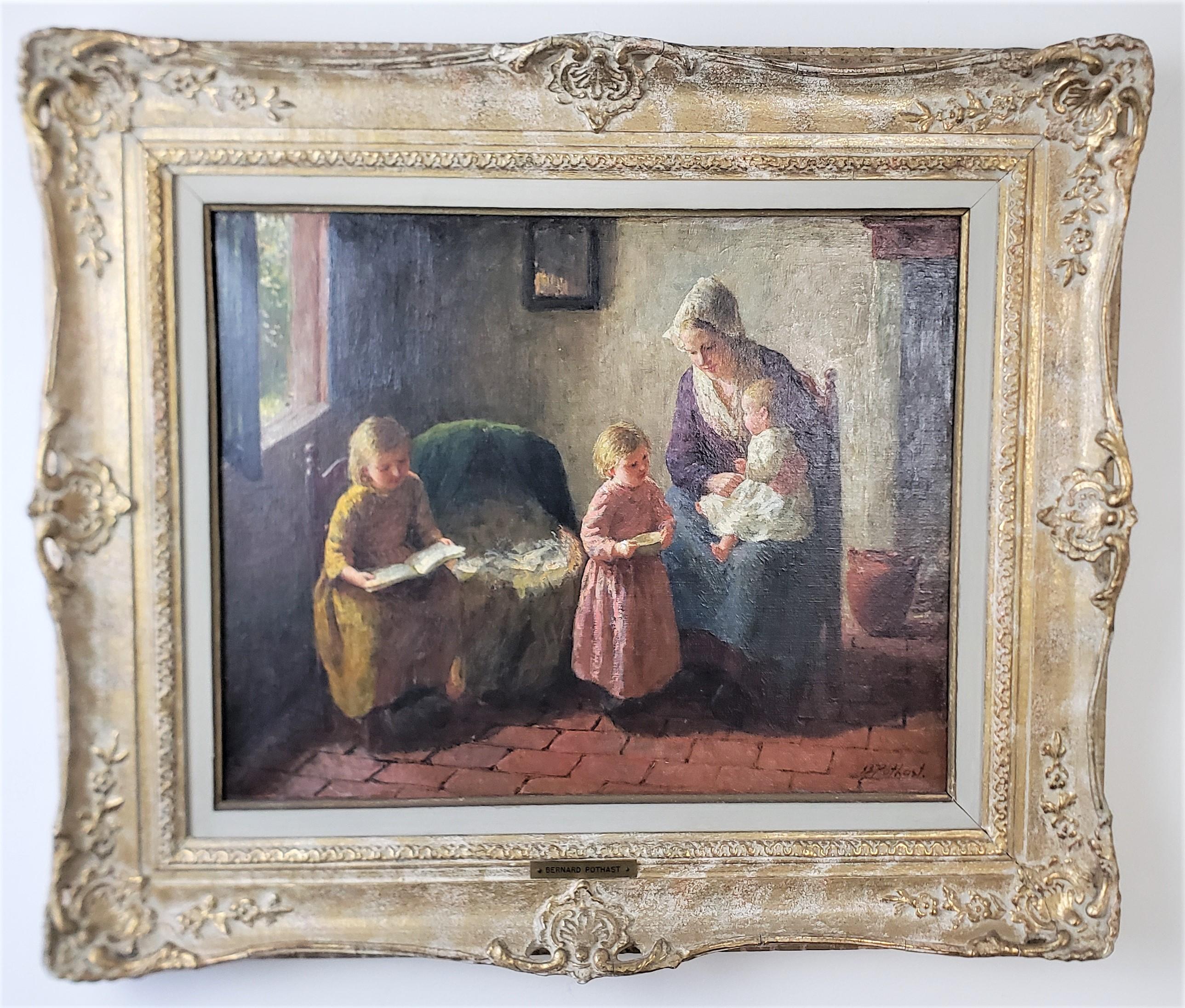 Cette ancienne peinture à l'huile encadrée a été réalisée par Bernard Pothast, des Pays-Bas, vers 1920, dans son style réaliste. La peinture est réalisée sur toile et représente une scène d'intérieur d'une mère néerlandaise en robe d'époque avec ses