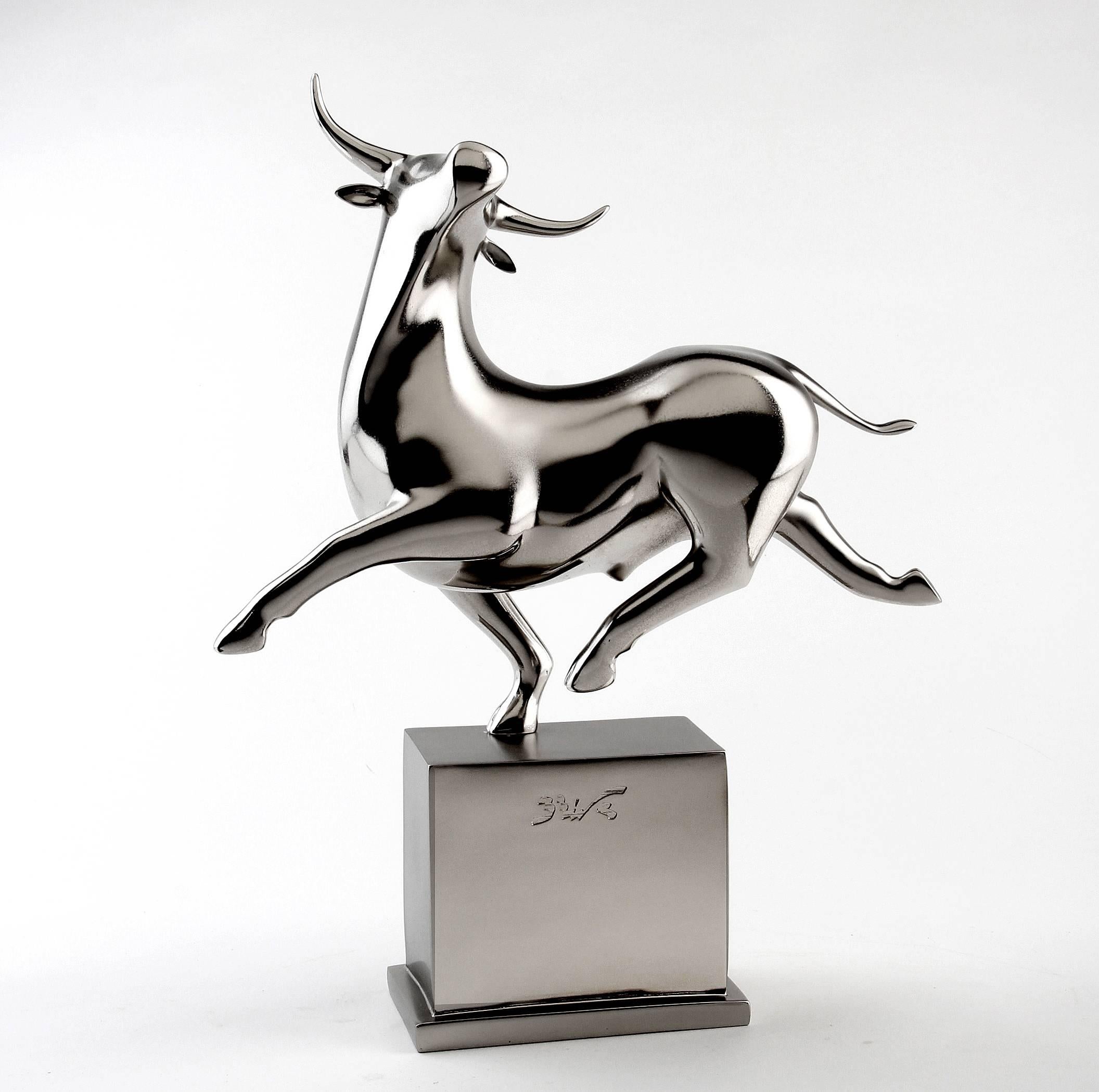 Bernard Rives Figurative Sculpture - Ole ole- original esculpture resin