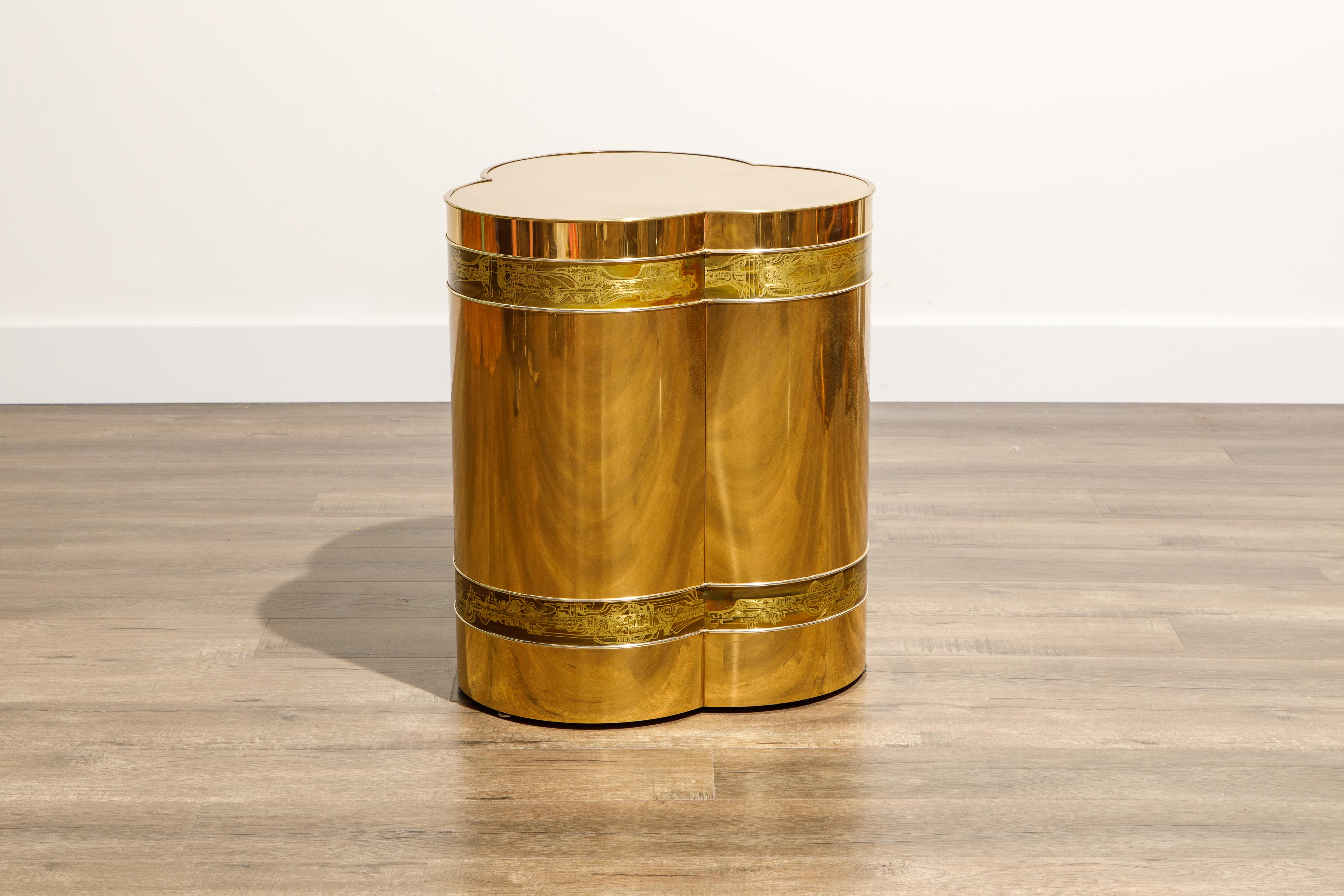 Questa lampada/tavolino o base per tavolo da gioco in ottone degli anni '70 (con piano in vetro) è realizzata con incisioni ad acido da Bernard Rohne per Mastercraft. Simile ai tavoli 