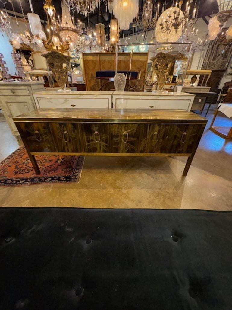Buffet en laiton gravé à l'acide de Bernard Rohne pour Mastercraft. Circa 1970. Cette pièce est tellement magnifique en personne. L'impact visuel de la pièce est d'une grande profondeur. 78w x 21d x 30h