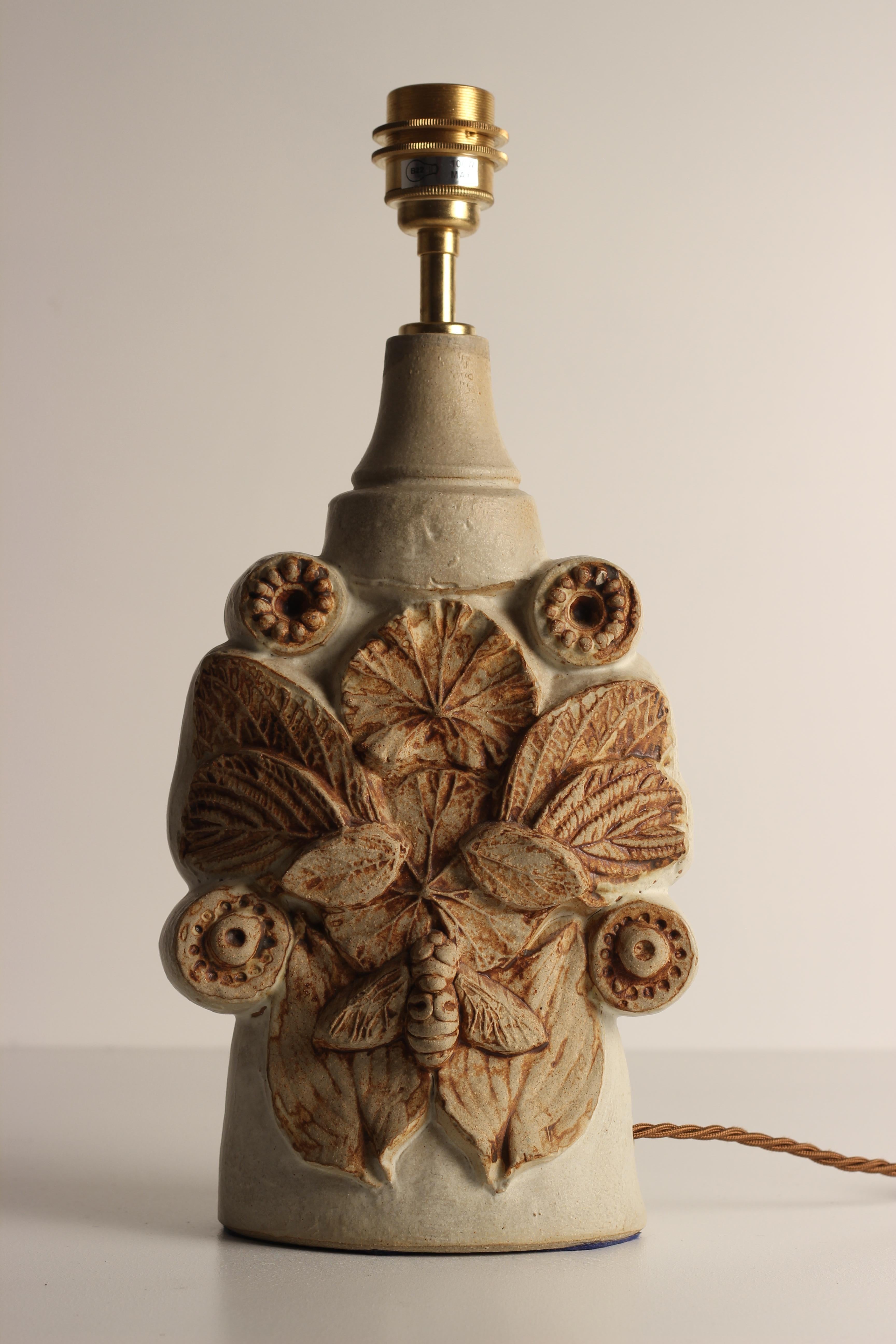 An organic and Brutalist style Honey Bee and leaf pattern table lamp. No chips or cracks. It has been professionally rewired and PAT tested and is easily rewired for all regions. 

Bernard Rooke (born 1938) is a British artist and studio potter.