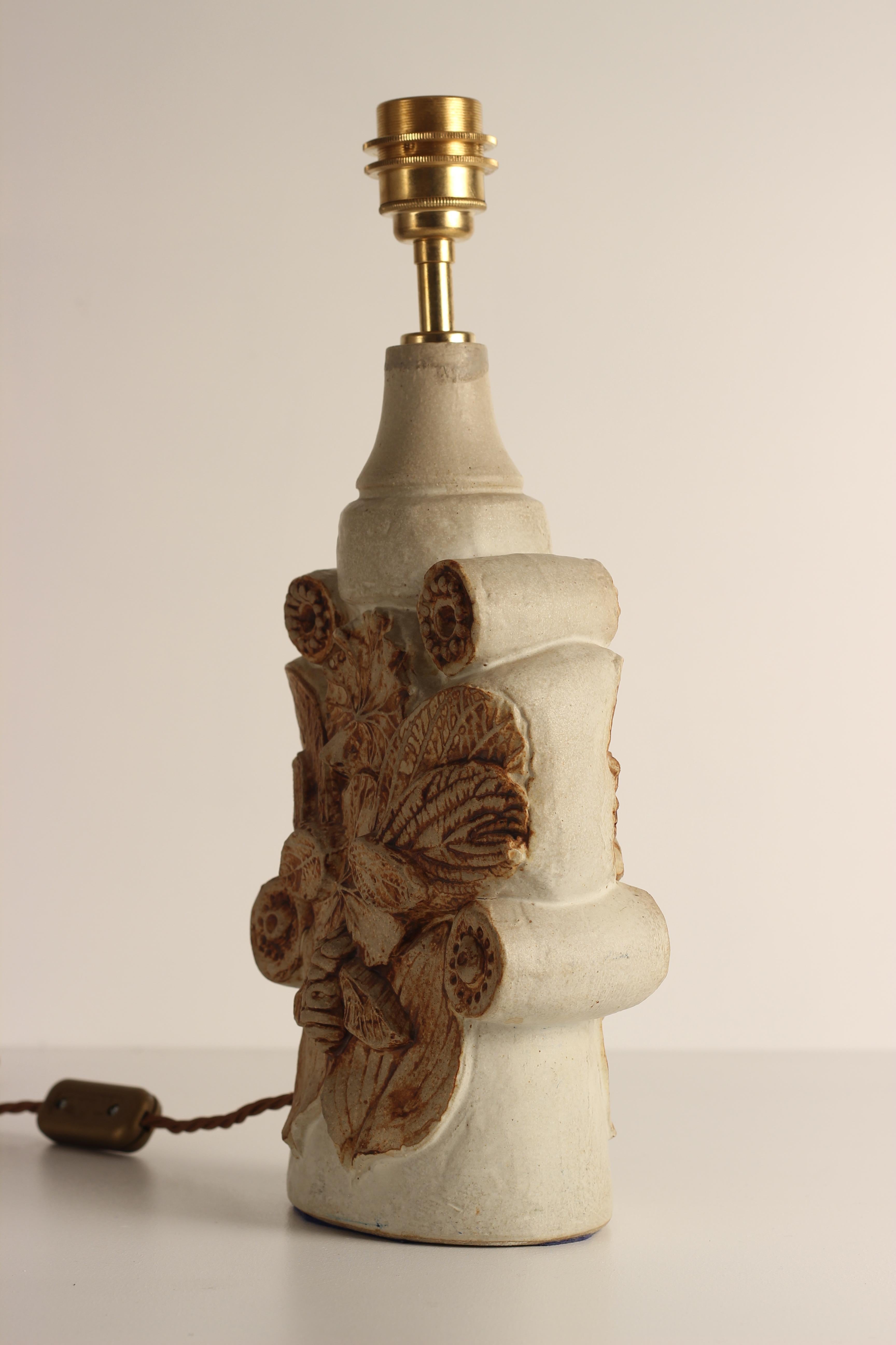 Bernard Rooke Brutalist Honey Bee and Leaf Pattern Table Light In Good Condition In London, GB