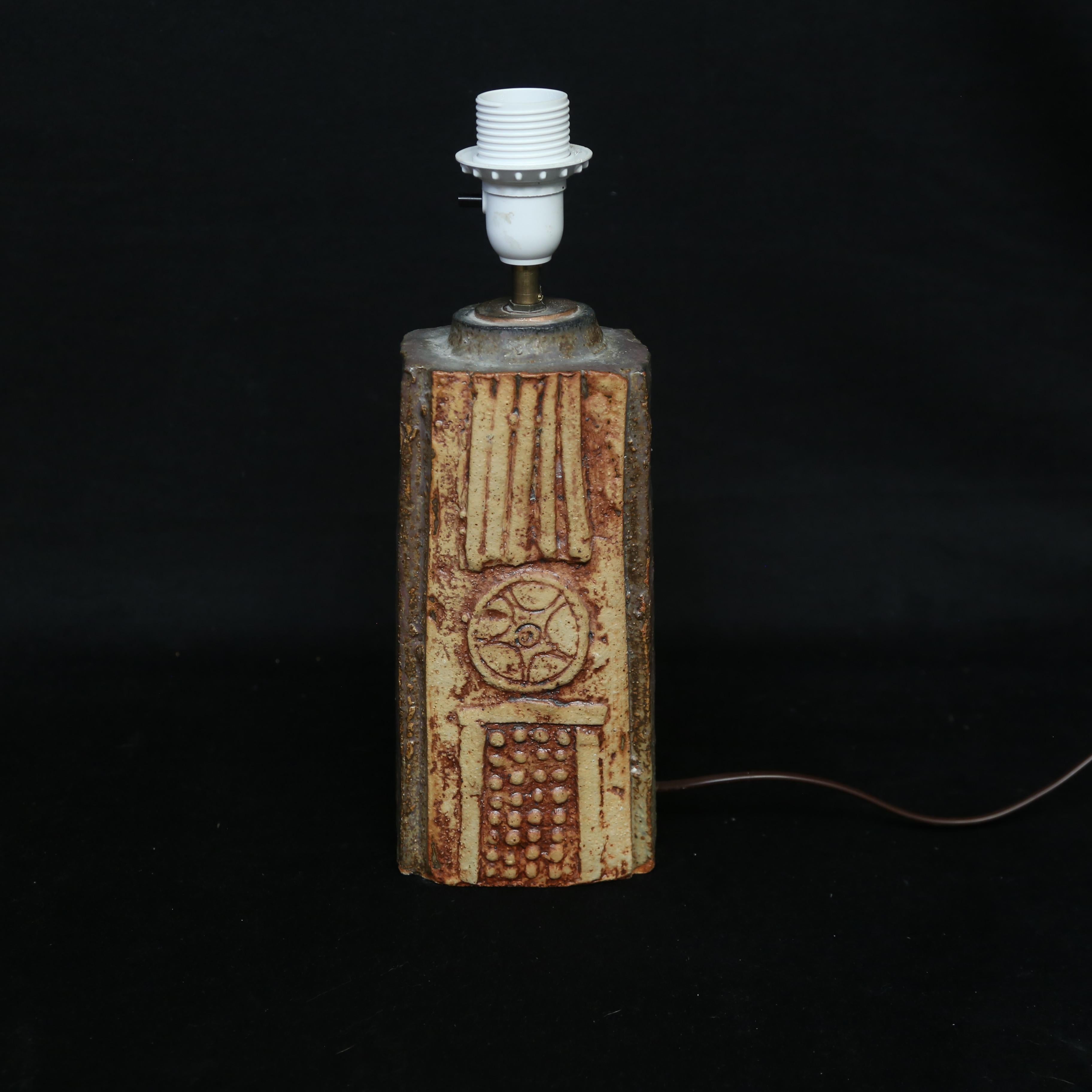 Bernard Rooke ceramic table lamp made in  England 1960.  Stamped on the lower part of the ceramic by the Artist. A sculptural piece, composed of handcrafted ceramic elements in natural terracotta and stone tones, with a combination of finishes.