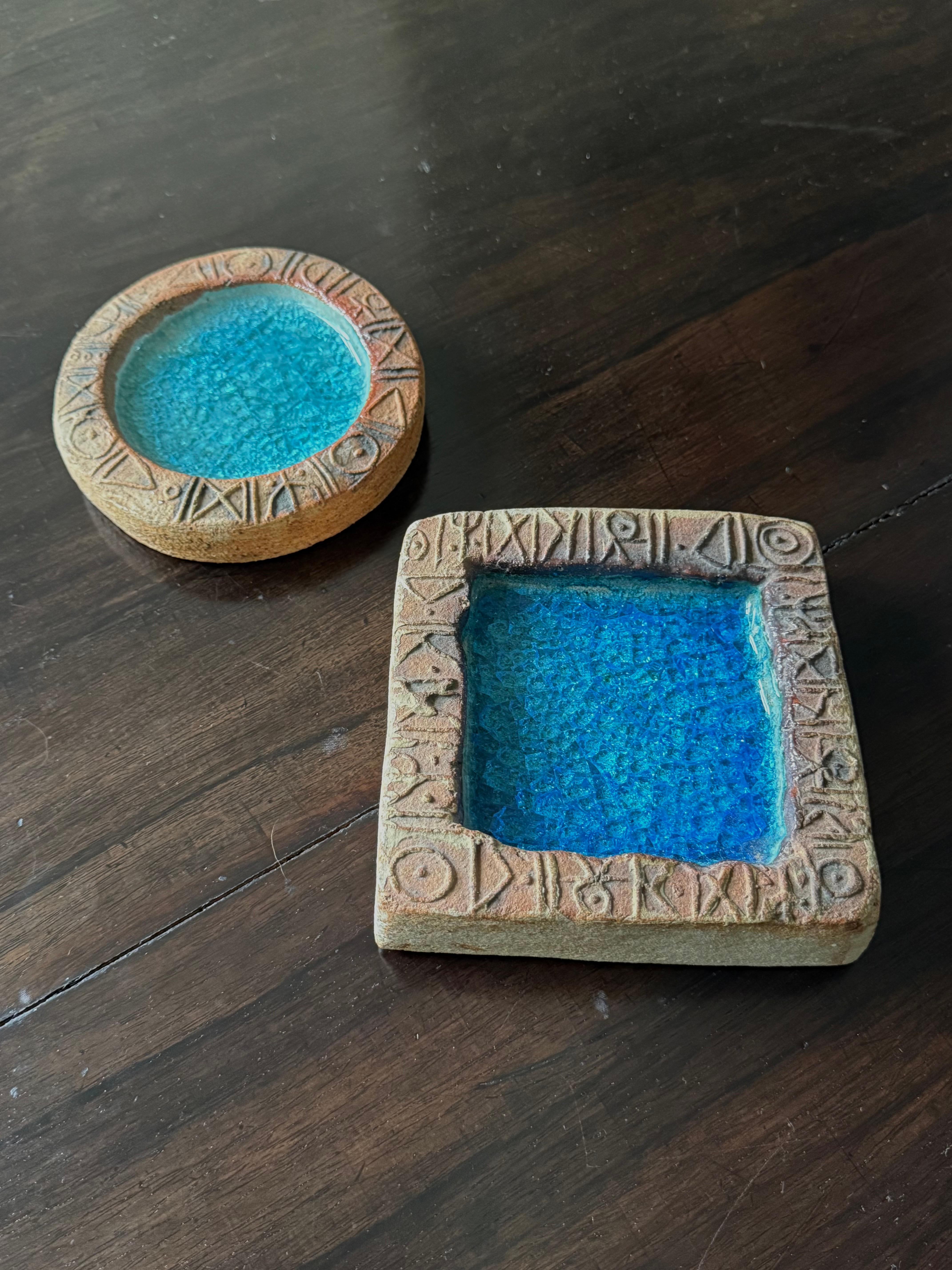 Videopoche o piatto decorativo in ceramica di Bernard Rooke con base in vetro blu in vendita 3