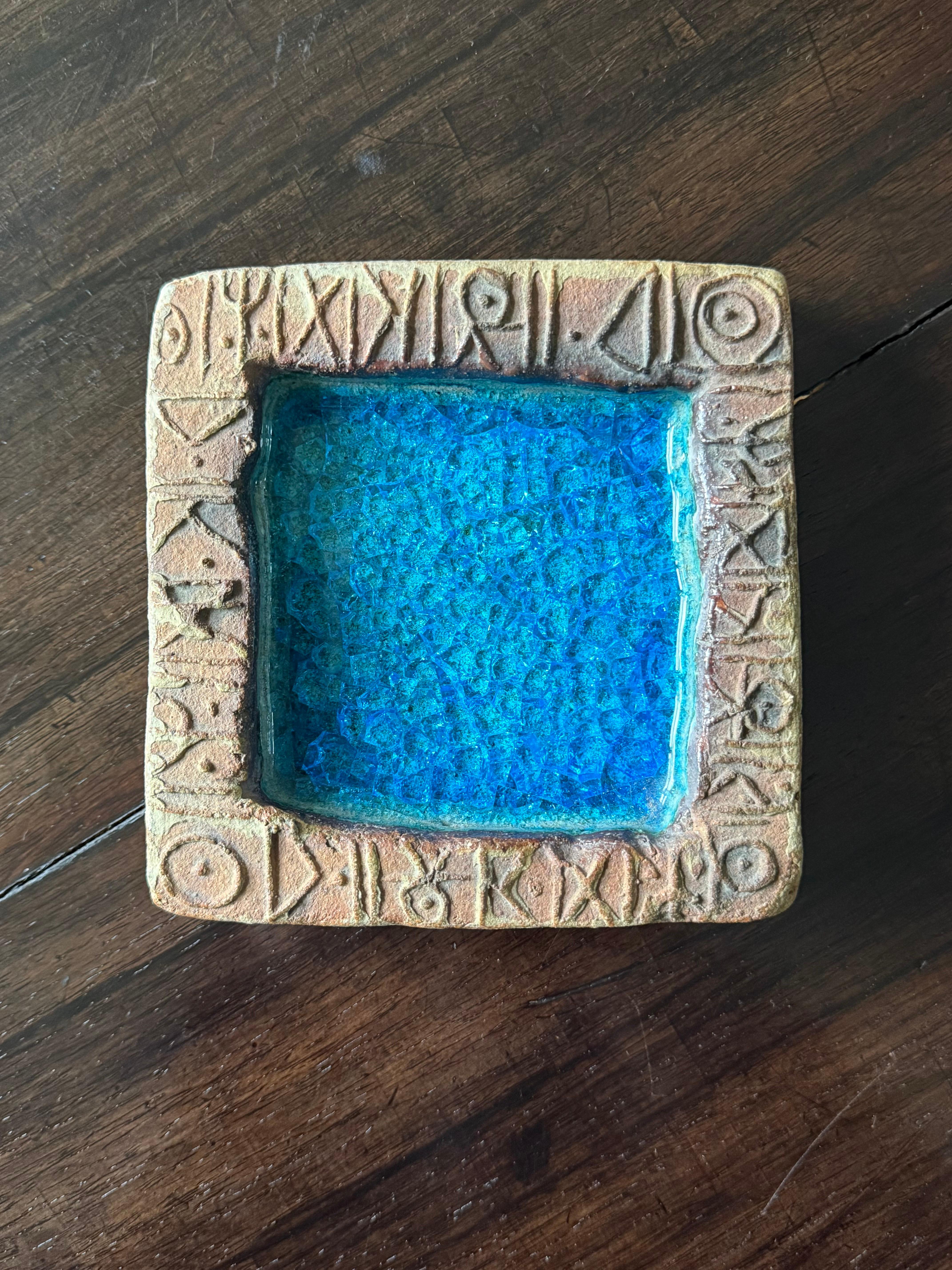 Mid-Century moderno Videopoche o piatto decorativo in ceramica di Bernard Rooke con base in vetro blu in vendita