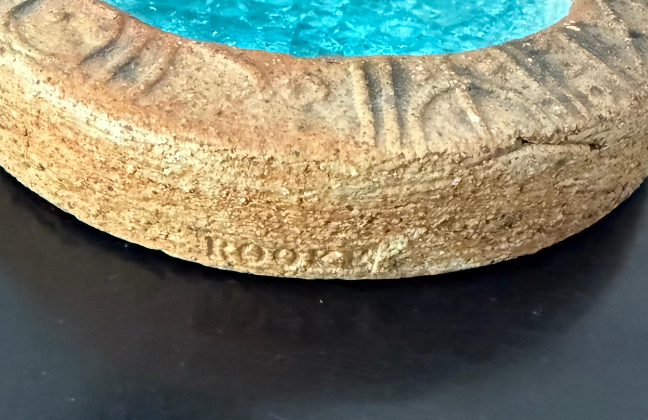 Vide-Poche o Plato Decorativo de Cerámica Bernard Rooke con Base de Cristal Azul Moderno de mediados de siglo en venta