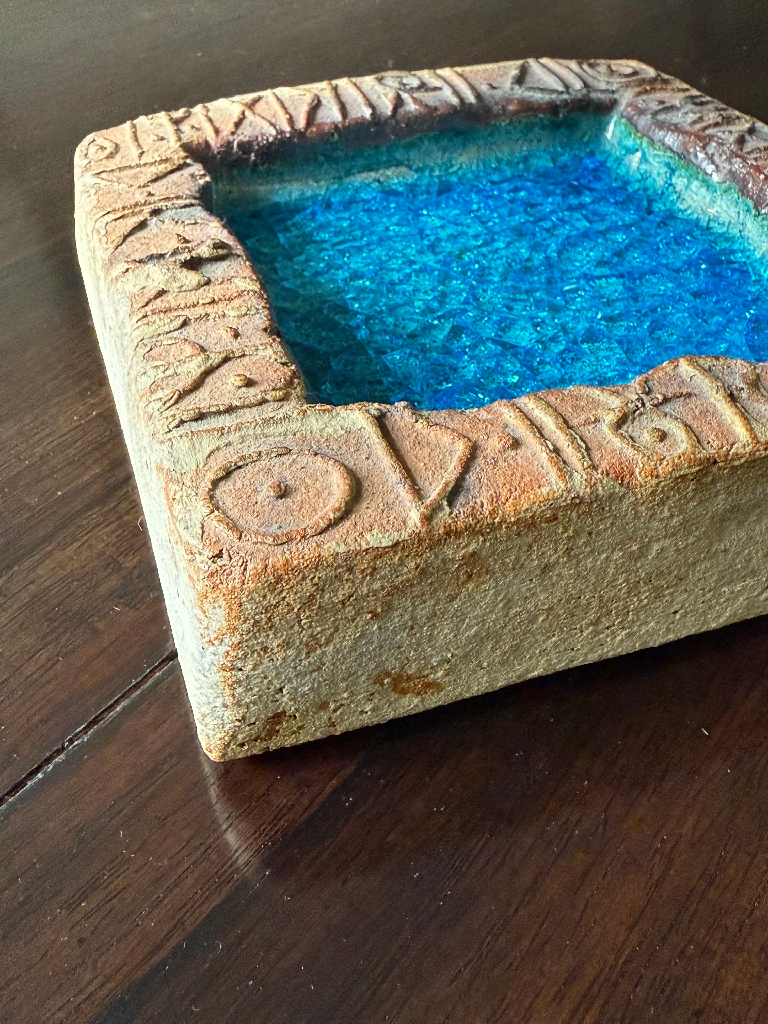 Inglese Videopoche o piatto decorativo in ceramica di Bernard Rooke con base in vetro blu in vendita