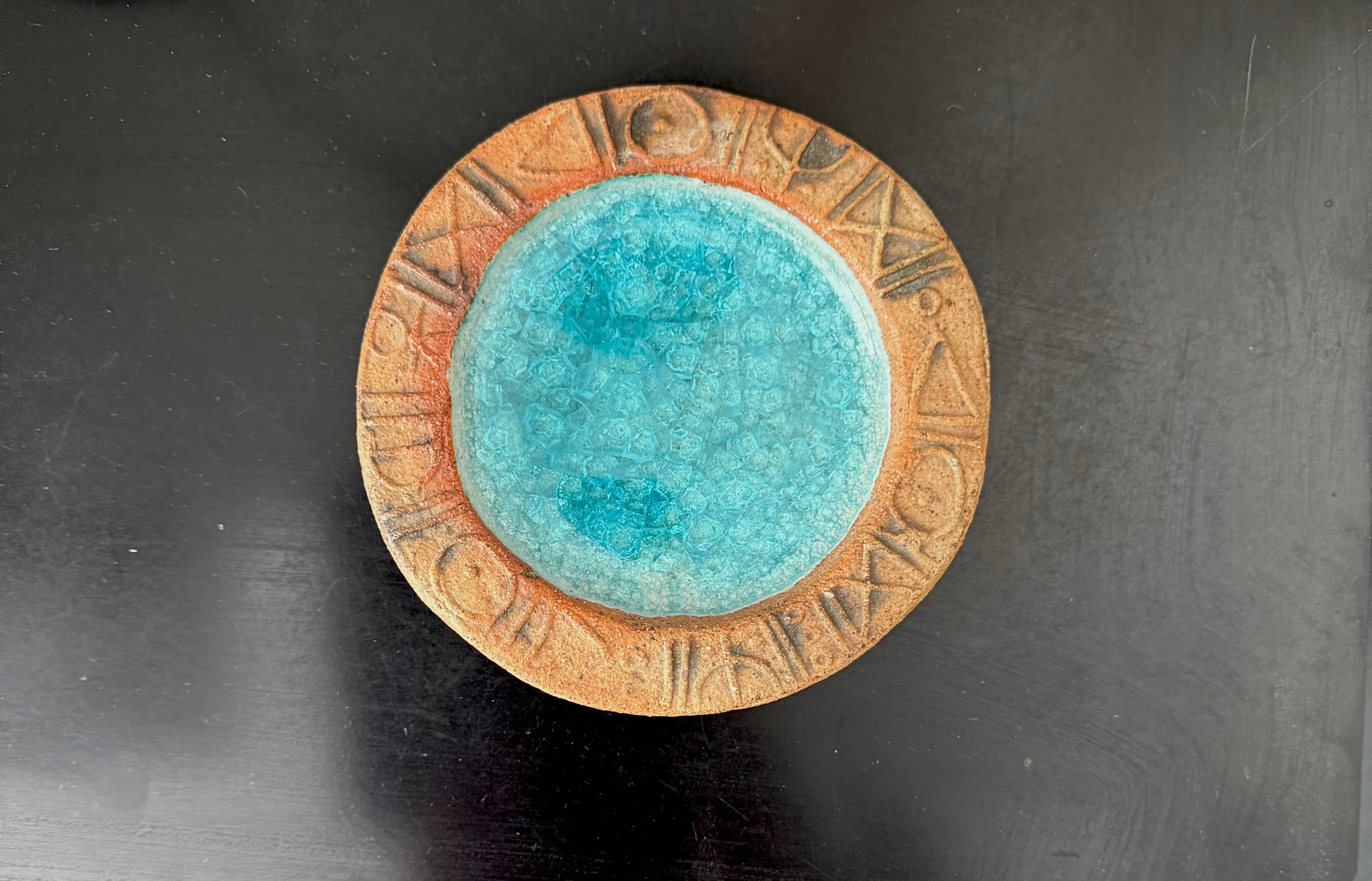 Vide-Poche o Plato Decorativo de Cerámica Bernard Rooke con Base de Cristal Azul Inglés en venta