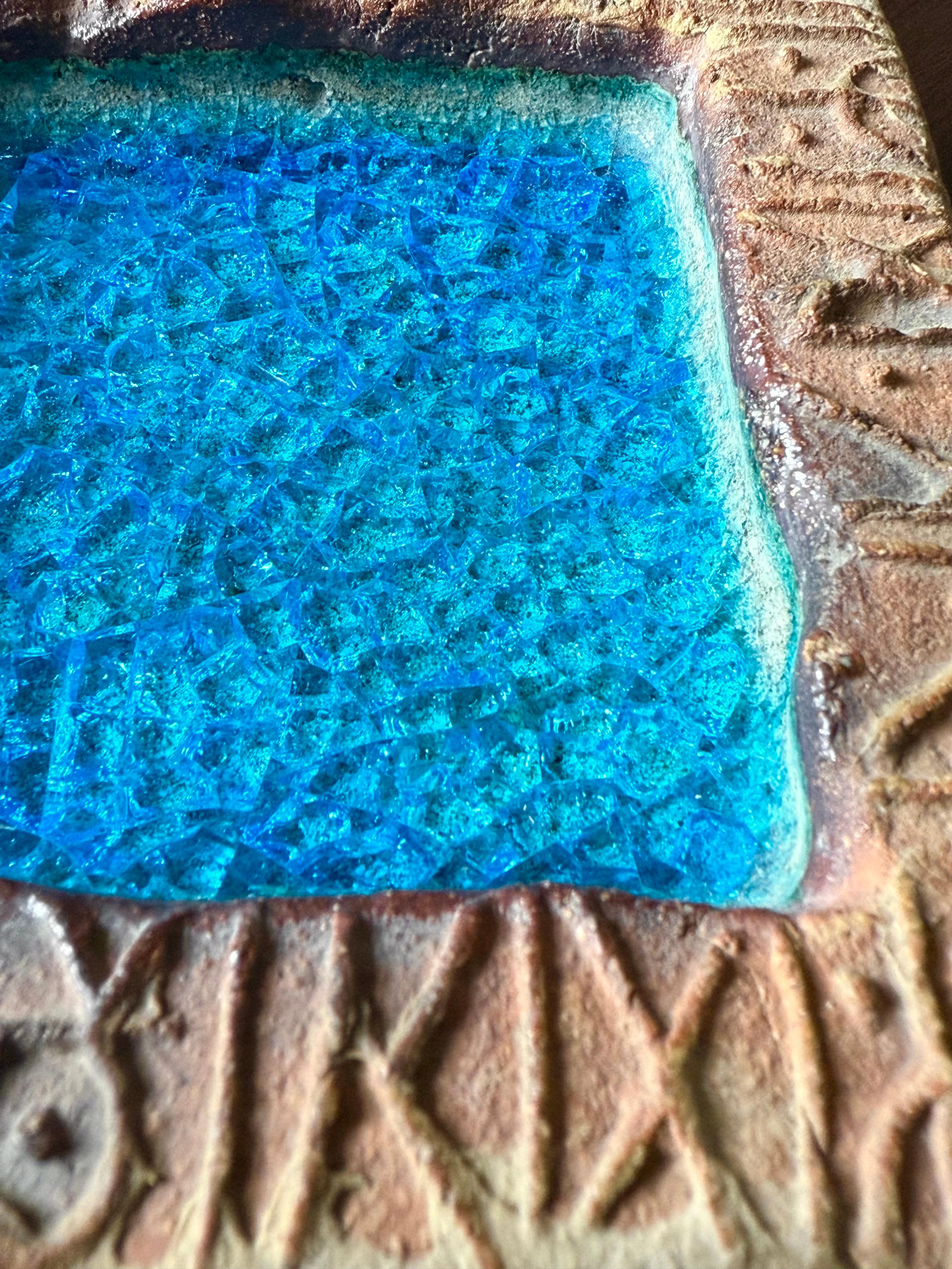 Videopoche o piatto decorativo in ceramica di Bernard Rooke con base in vetro blu In condizioni buone in vendita a London, GB