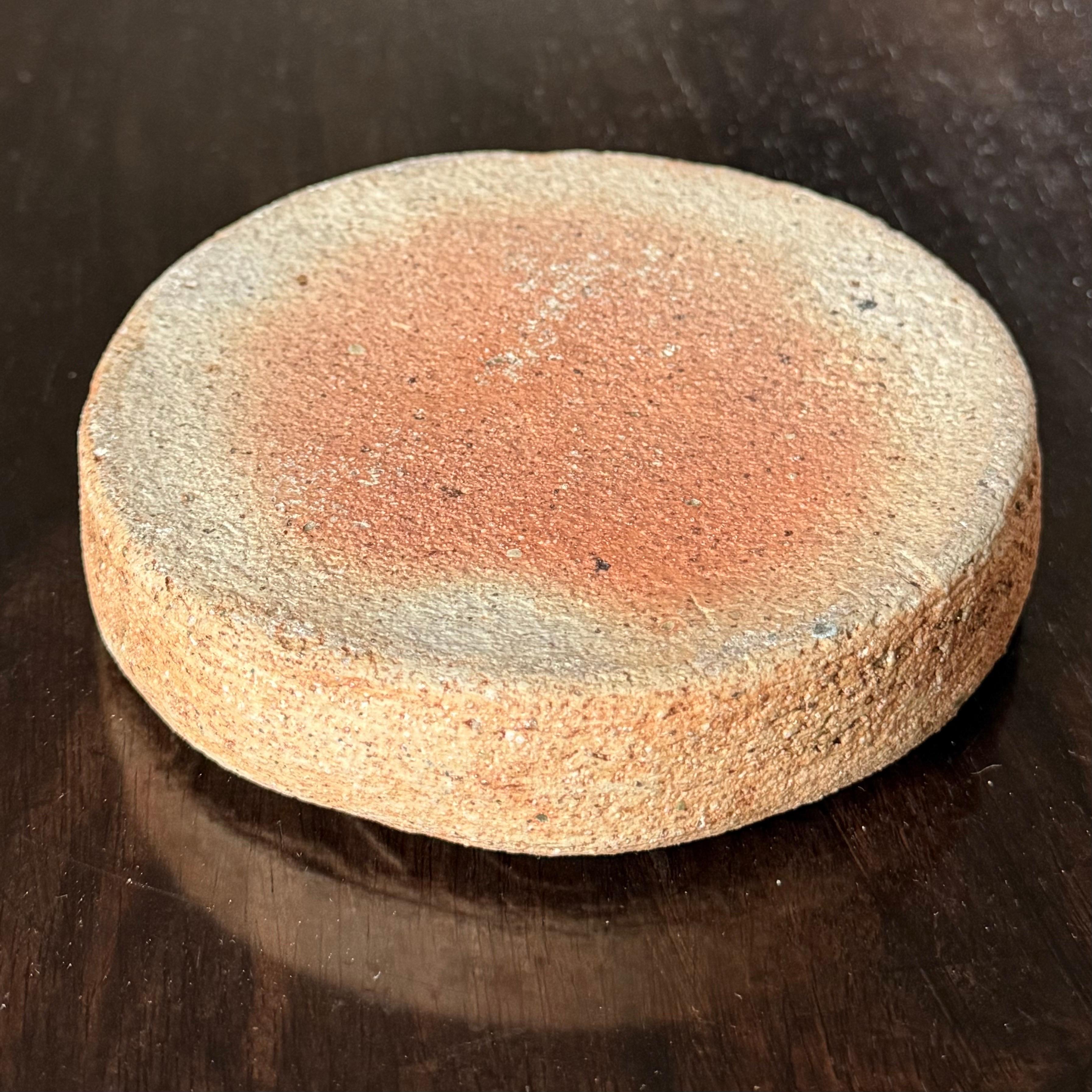 Vide-Poche o Plato Decorativo de Cerámica Bernard Rooke con Base de Cristal Azul en Bueno estado para la venta en London, GB