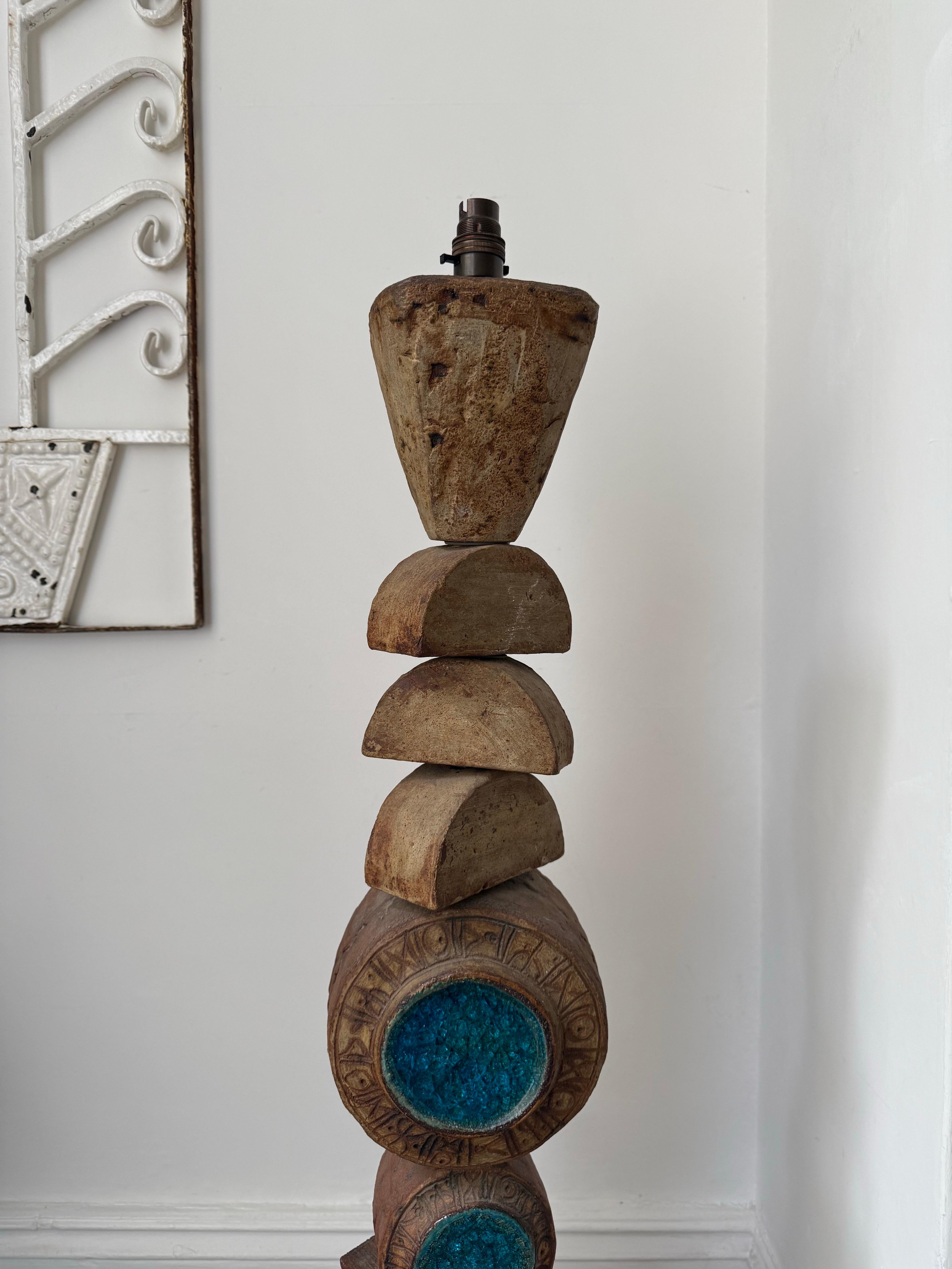 Bernard Rooke Studio Keramische TOTEM Stehlampe mit blauen Rondellen, England (Moderne der Mitte des Jahrhunderts) im Angebot