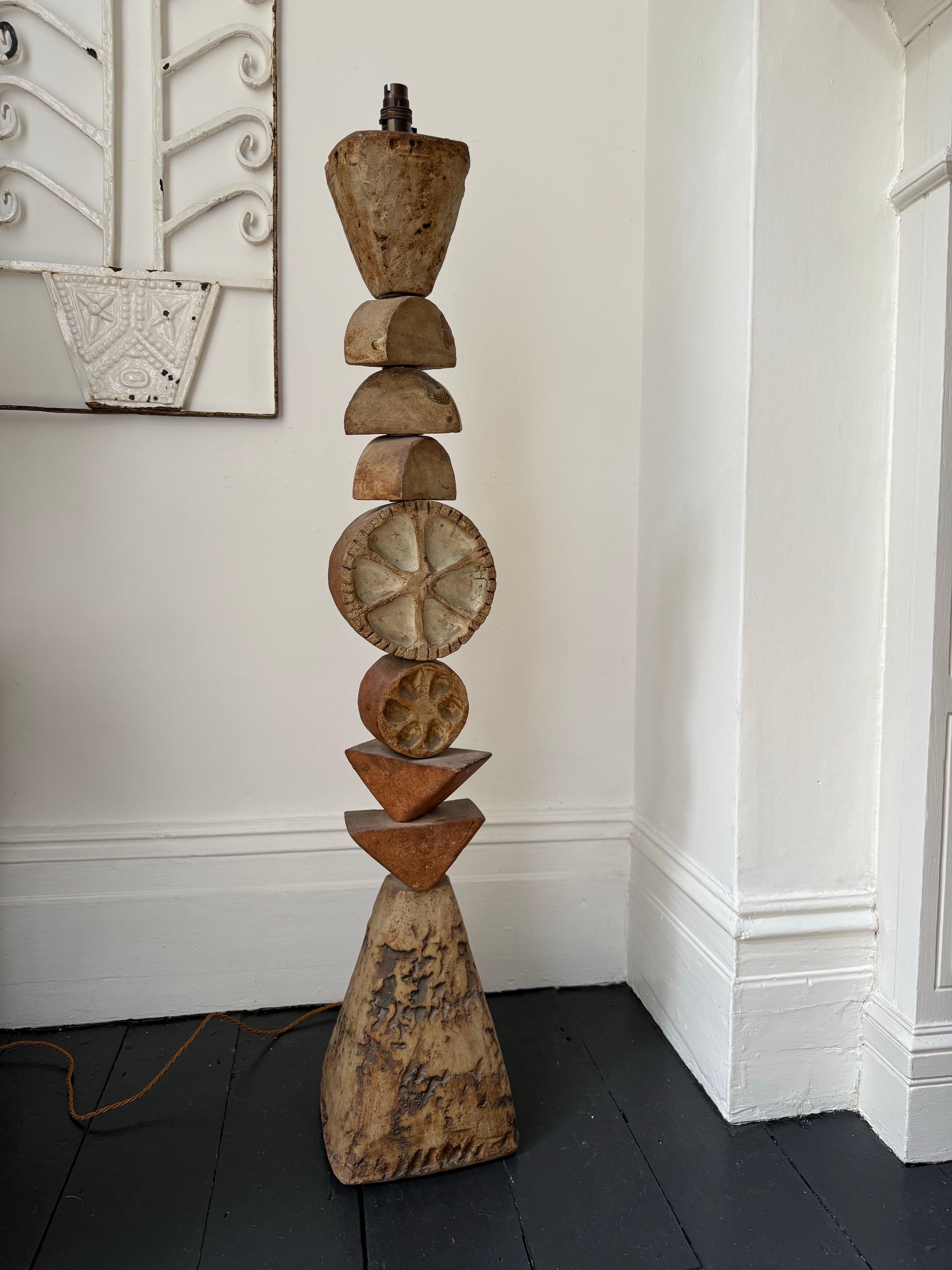 Bernard Rooke Studio Keramische TOTEM Stehlampe mit blauen Rondellen, England (Metall) im Angebot