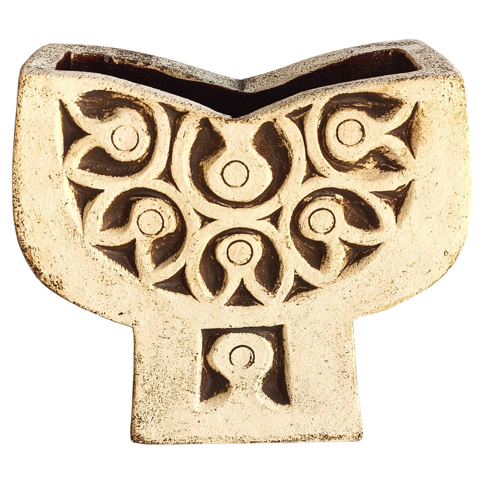 Bernard Rooke studio pottery Brutalist hand-carved white clay sculptural jardinere, originating from England circa the 1960s.

Measurements:

Height: 16cm (6.35