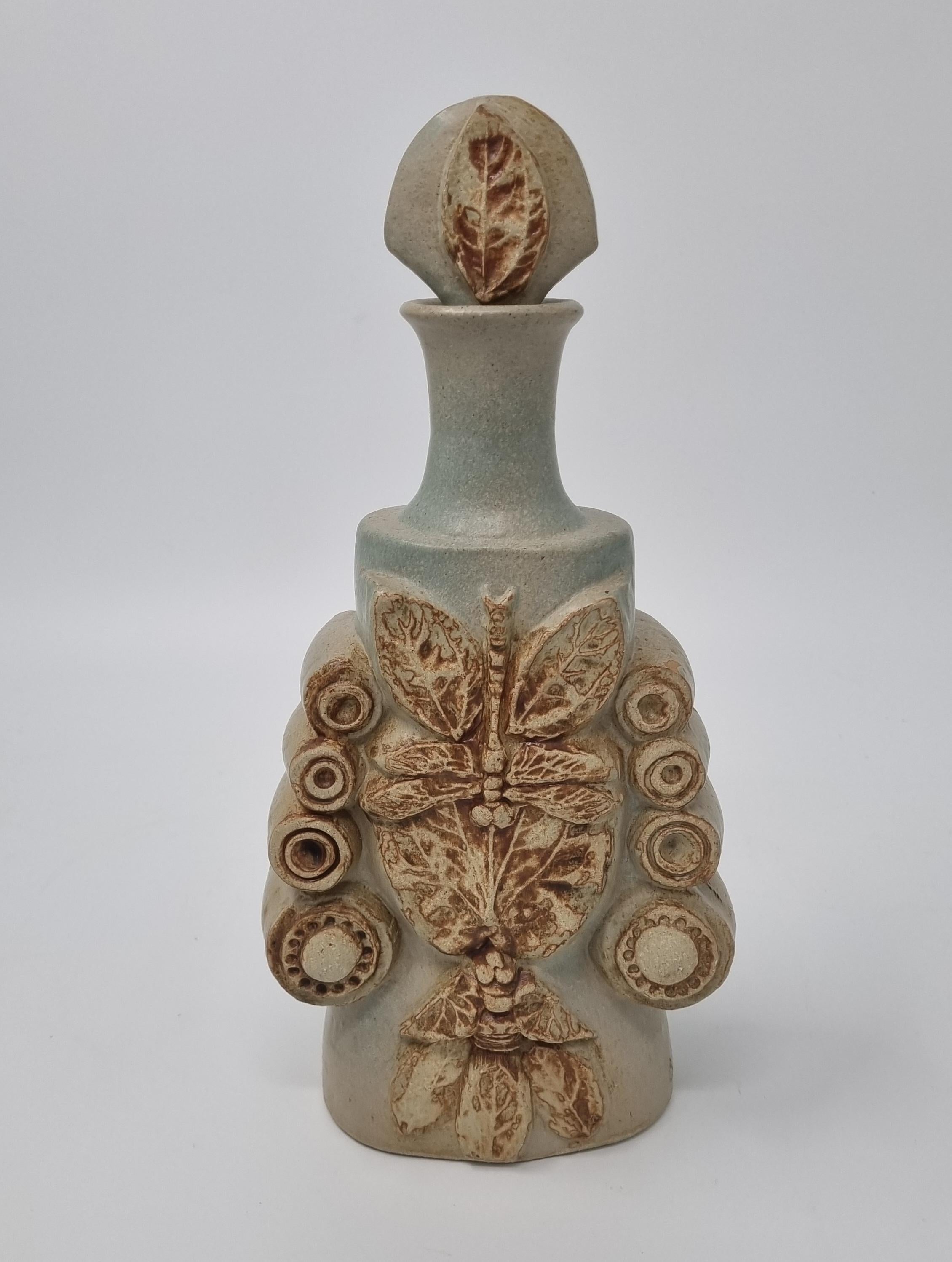 Bernard Rooke Studio Pottery Dragonfly Decanter is a beautiful example  made by the renowned British artist and potter, Bernard Rooke.

Bernard Rooke's artistic journey began at the prestigious Ipswich School of Art, where he honed his skills and