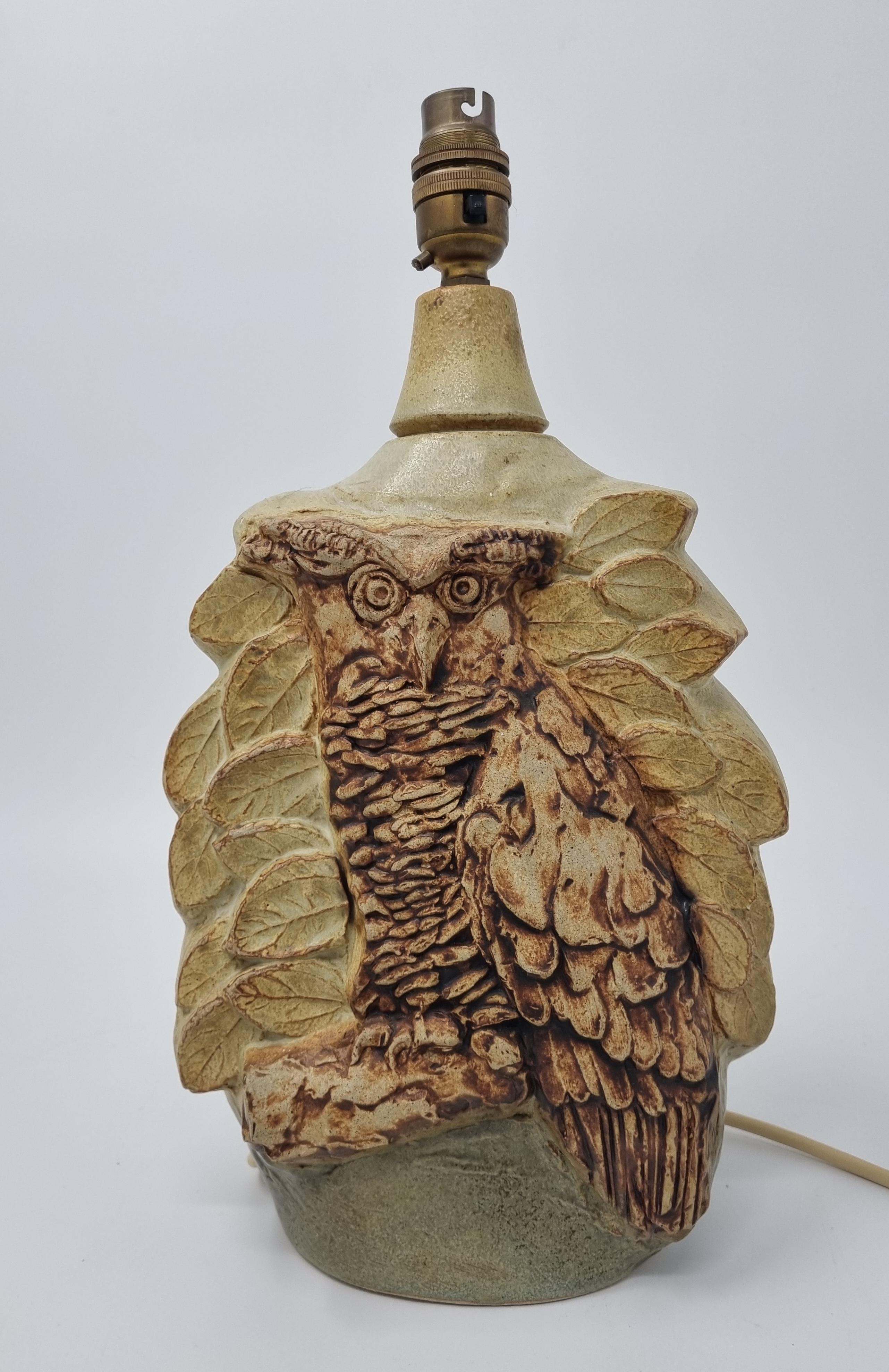 Bernard Rooke Studio Pottery Brutalist Style Owl Lamp is a beautifully sculpted lamp made by the renowned British artist and potter, Bernard Rooke. It serves as a lovely example of his work.

Bernard Rooke's artistic journey began at the prestigious