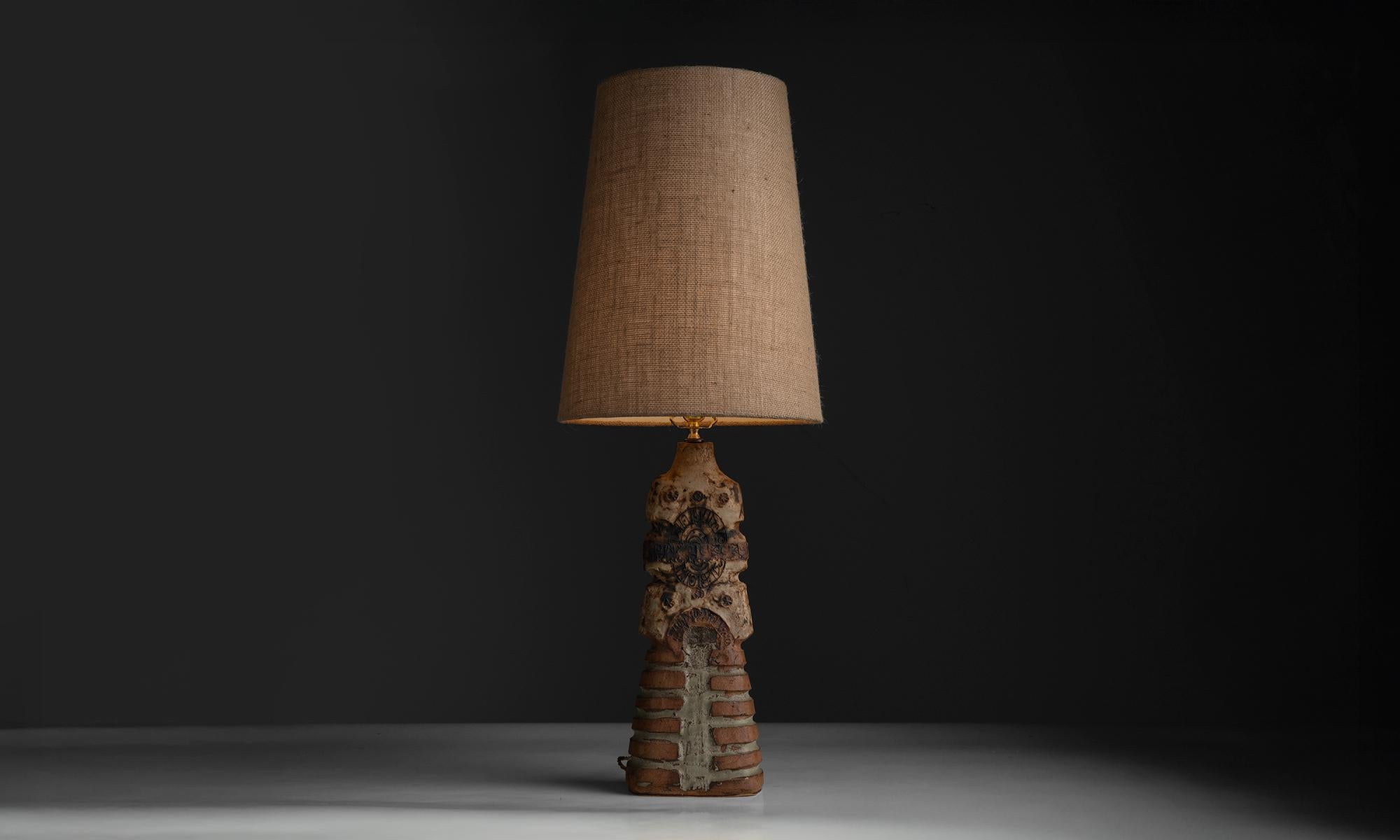 Inghilterra, 1970
Lampada da tavolo in ceramica brutalista progettata dal famoso artista e ceramista britannico Bernard Rooke.
14,5