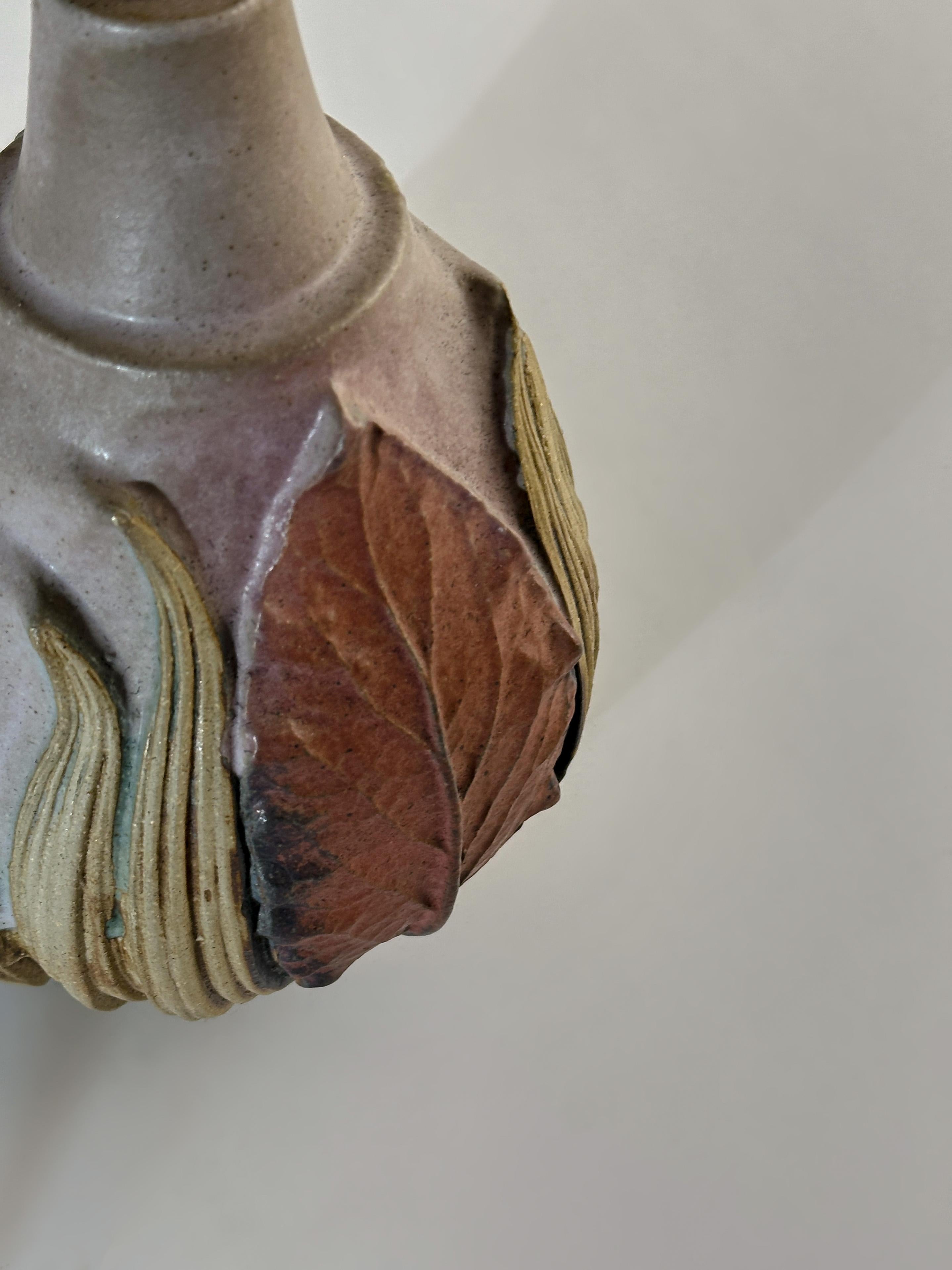 Diese handgefertigte Keramik-Tischleuchte ist ein ungewöhnliches und ausdrucksstarkes Beispiel für Bernard Rookes Studio-Töpferkunst. Sie stammt aus den 1960er Jahren und spiegelt eine eher organische, fast lyrische Richtung in seinem Werk wider -