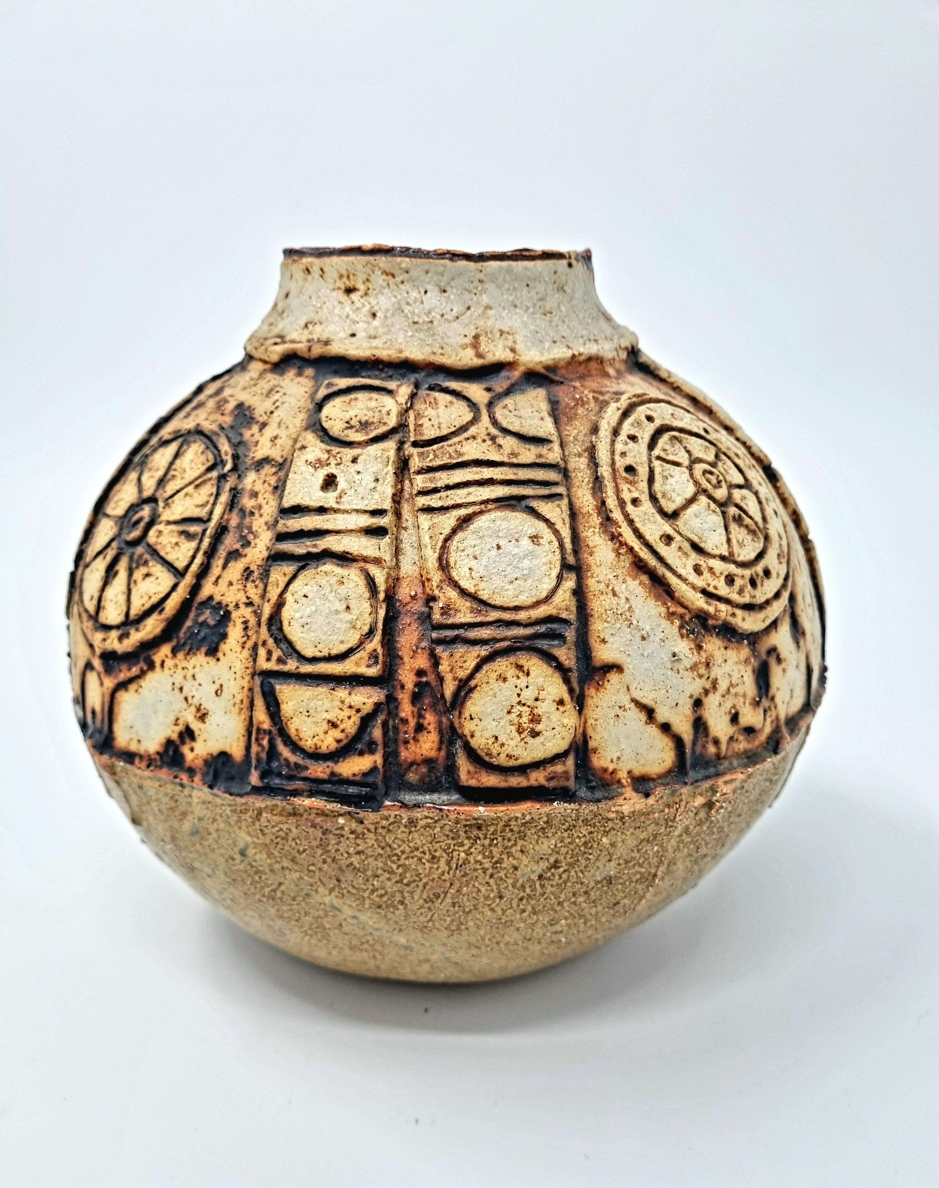 Bernard Rooke Studio Töpferei Vase . 

Ein seltenes Exemplar aus den 1960er Jahren. 

Dieses Stück wurde von dem bekannten britischen Töpfer Bernard Rooke hergestellt und ist ein wunderbares Beispiel für seine Arbeit. 

Bernard Rookes Weg als