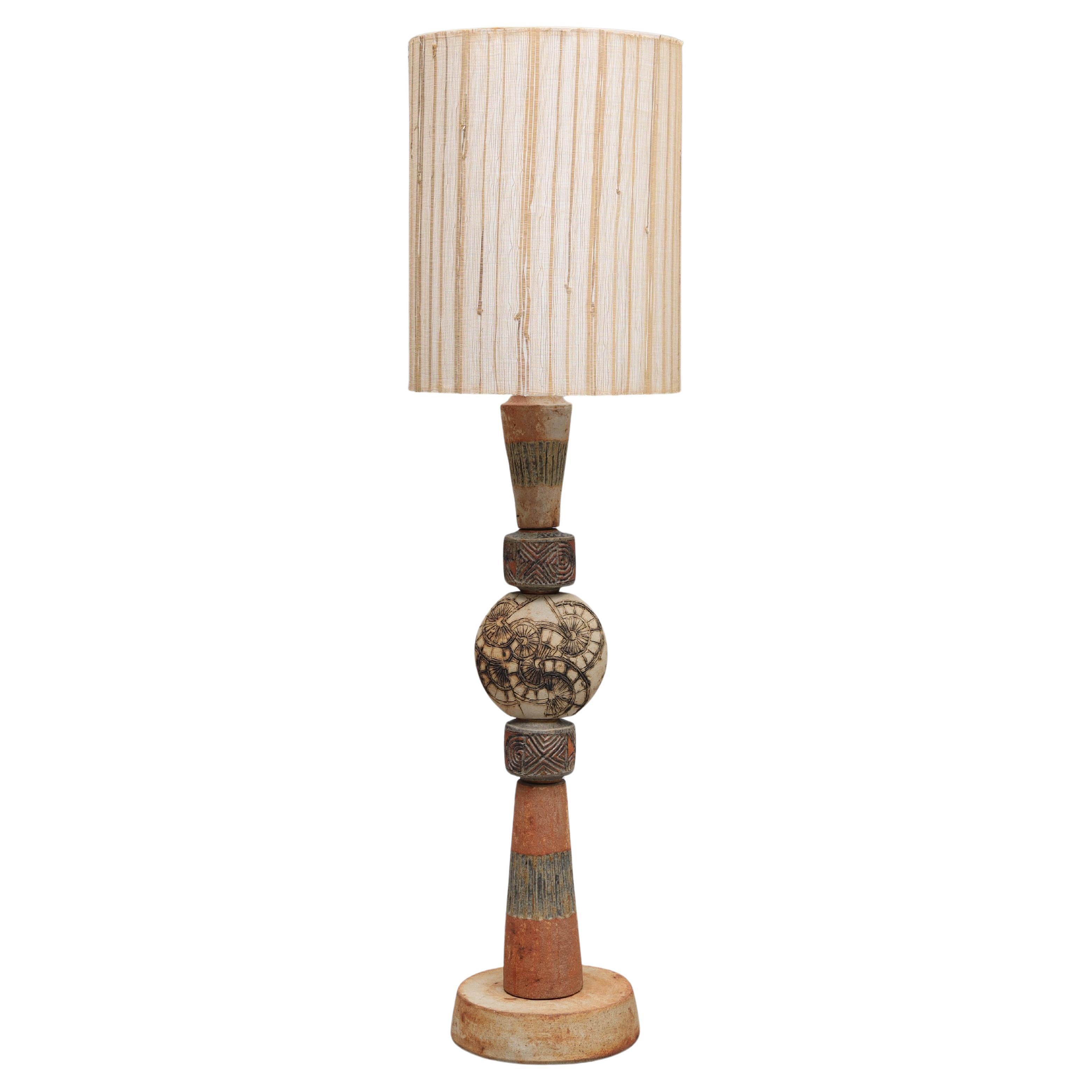 Bernard Rooke totem floor lamp terracotta made in England  around 1960 Signed on the base
Deep-stamped Rooke.
Height to lamp base 104, diameter over feet approx. 25 cm.
Lampshade height 51, diameter 40 cm.
Good condition. Price without lampshade.