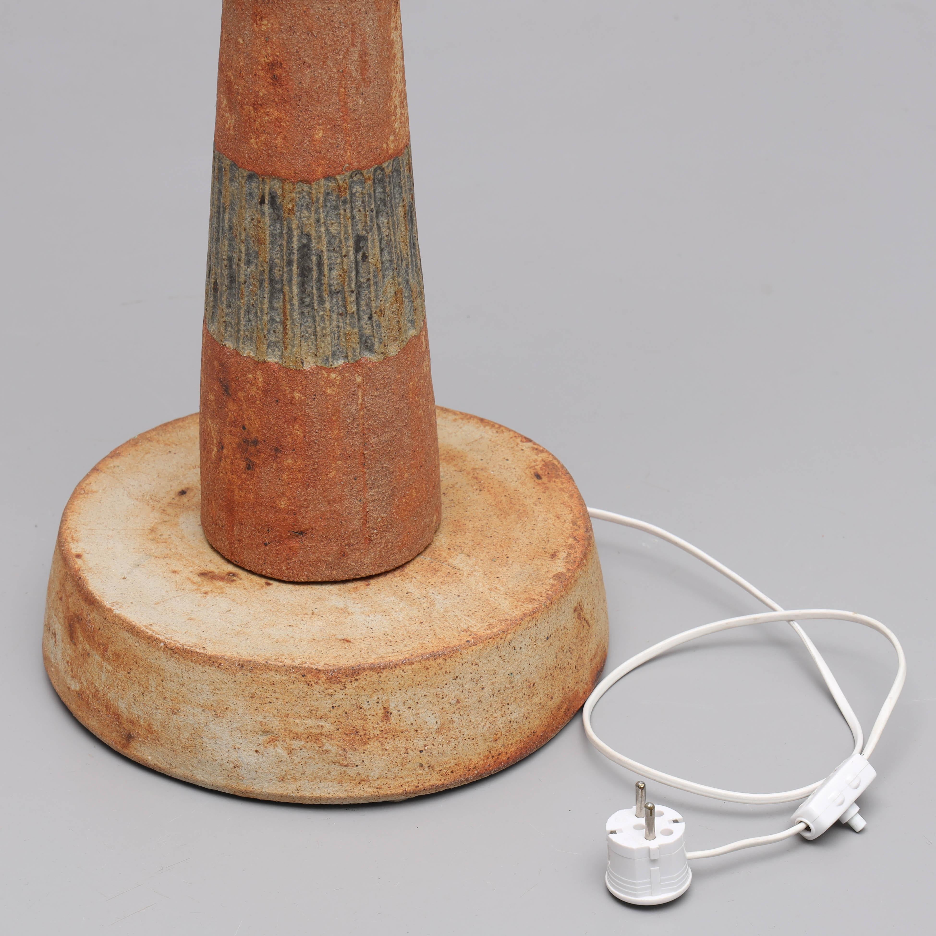 English Bernard Rooke totem floor lamp terracotta England 1960 Signed For Sale