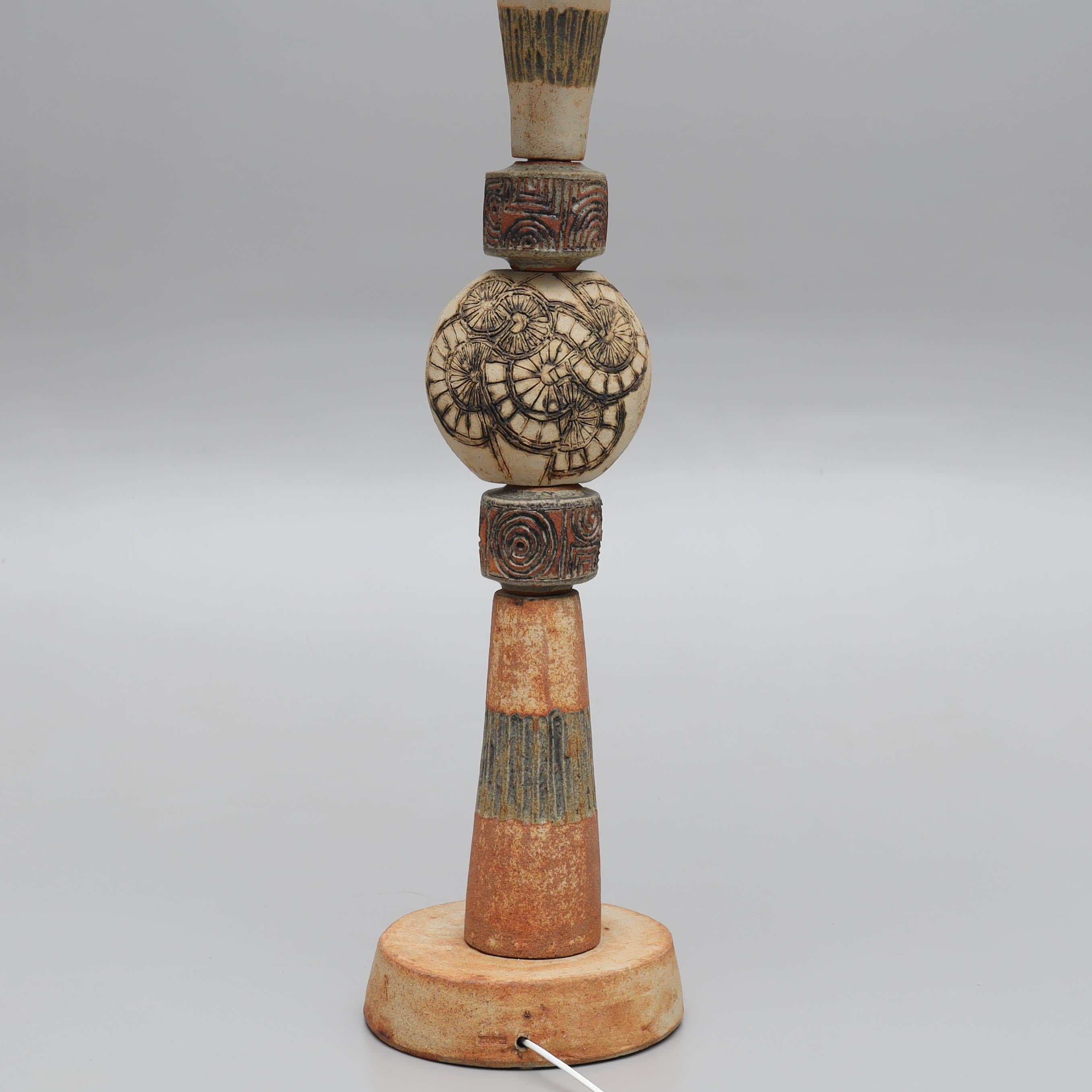 Bernard Rooke totem floor lamp terracotta England 1960 Signed In Good Condition For Sale In Paris, FR