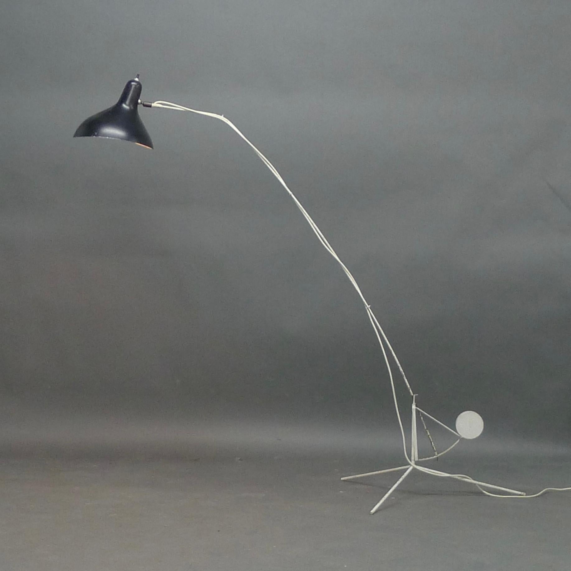 Original Mantis Stehleuchte, Modell BS1B, entworfen von Bernard Schottlander und hergestellt von J T Kalman, Wien, um 1956

Schwarz emaillierter Aluminiumschirm auf einem weiß emaillierten Stahlarm und -fuß.

161 cm hoch, 65 cm breit, 137 cm