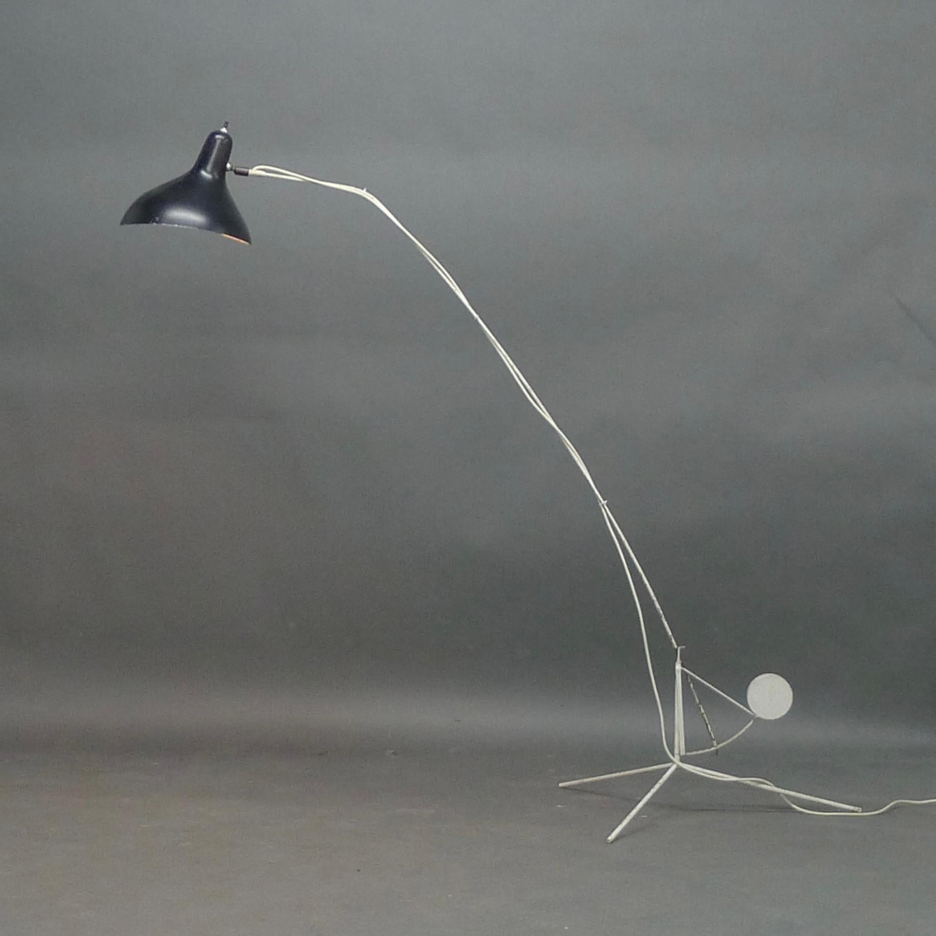 Lampadaire Mantis original, modèle BS1B, conçu par Bernard Schottlander et fabriqué par J T Kalman, Vienne, vers 1956

Abat-jour en aluminium émaillé noir sur un bras et un pied en acier émaillé blanc.

161 cm de haut, 65 cm de large, 137 cm de